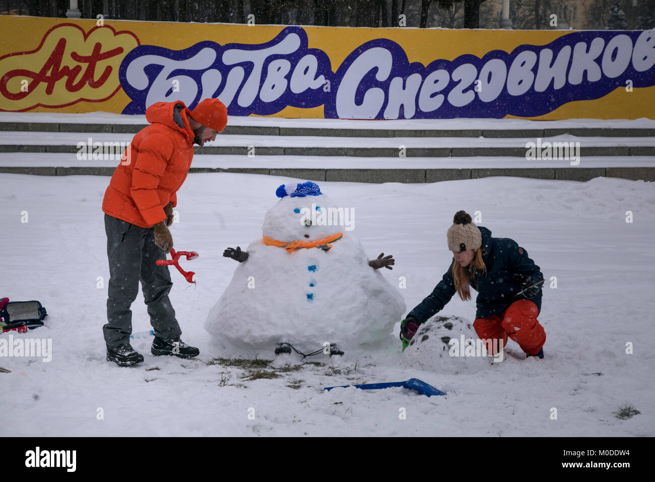 Famille sculpte un bonhomme au cours de la bataille d'Art de bonhommes de neige, près du palais des pionniers sur l'Vorobievy à Moscou, Russie Banque D'Images