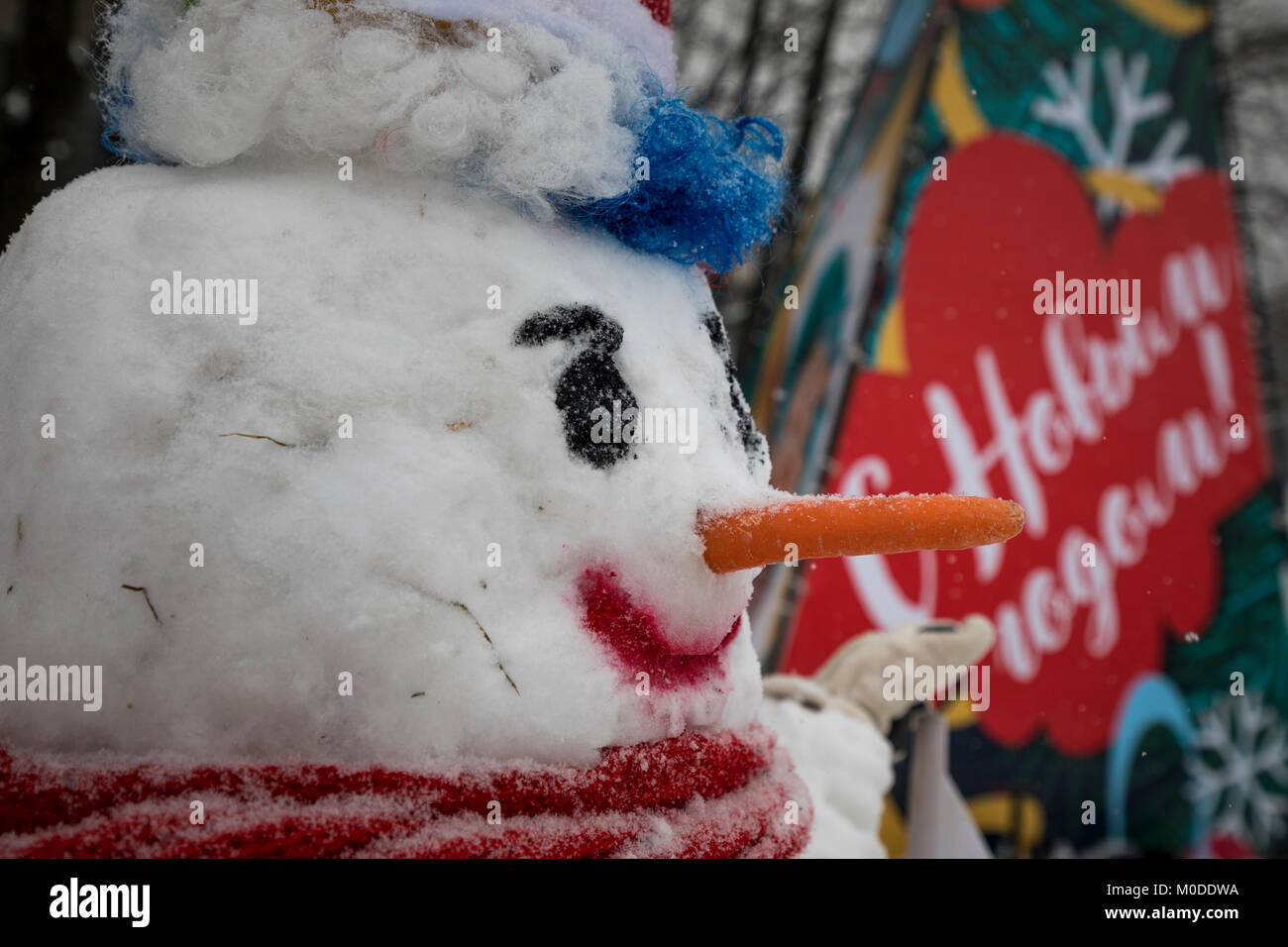 Un bonhomme de smart se trouve dans le parc sur le nouvel an à Moscou, Russie Banque D'Images
