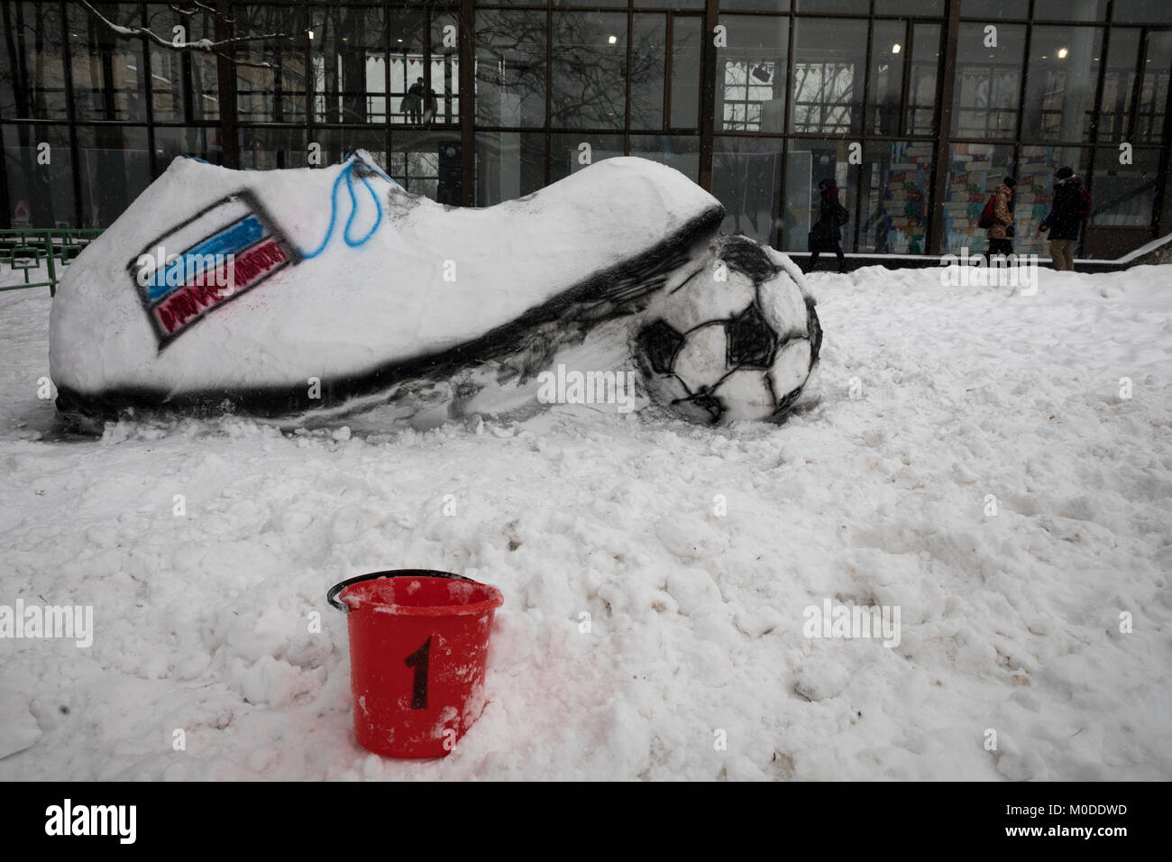 Un bonhomme de neige sous la forme d'une chaussure de football au cours de la bataille d'art de bonhommes de neige, près du palais des pionniers sur l'Vorobievy à Moscou, Russie Banque D'Images