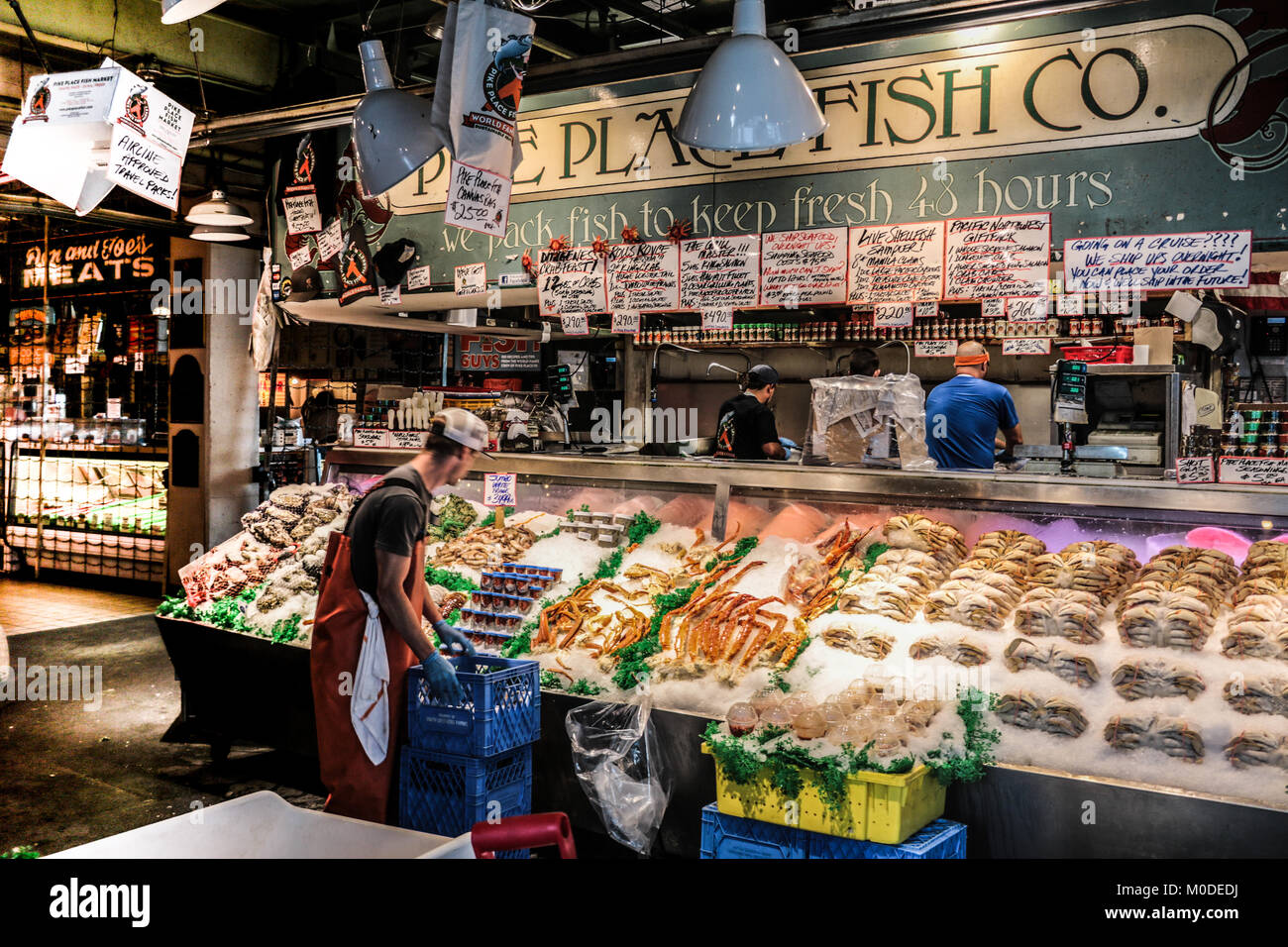 Stand de poisson dans le marché Pikes, Seattle Washington Banque D'Images