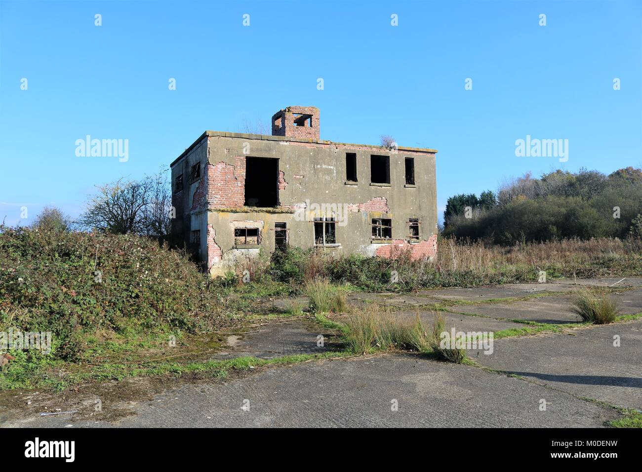 Bâtiment militaire à l'abandon contre un ciel bleu à Finmere Oxfordshire, UK Banque D'Images