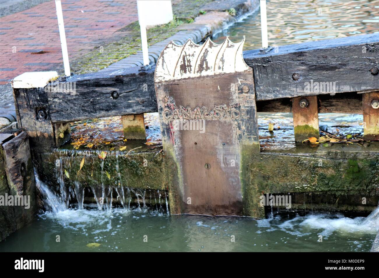 L'eau qui coule dans l'écluse du canal à Banbury, Oxfordshire, UK Banque D'Images