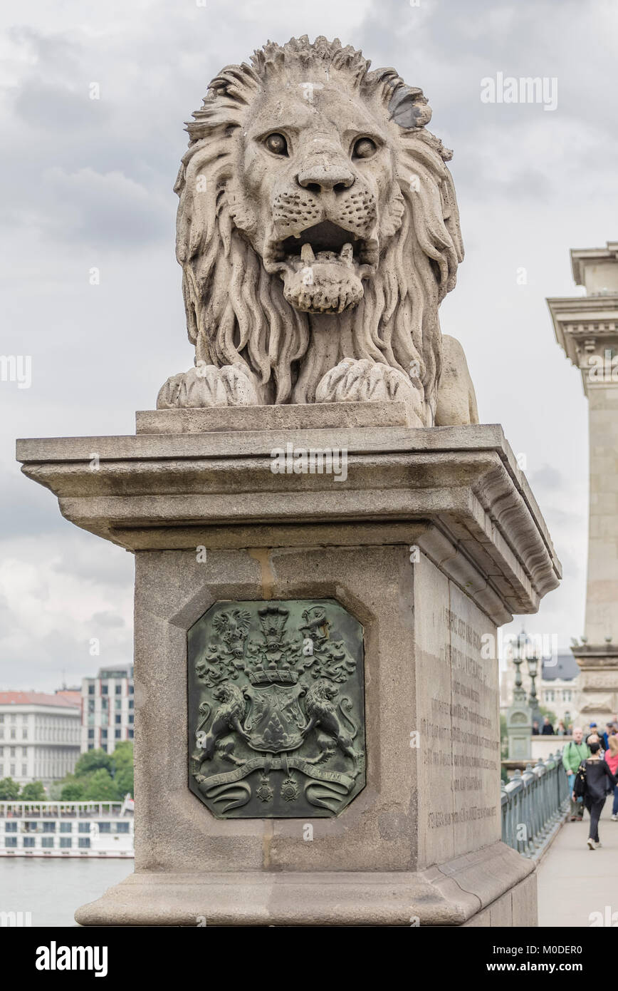 Sculpture d'un lion sur un pont des chaînes de Budapest. Hongrie Banque D'Images