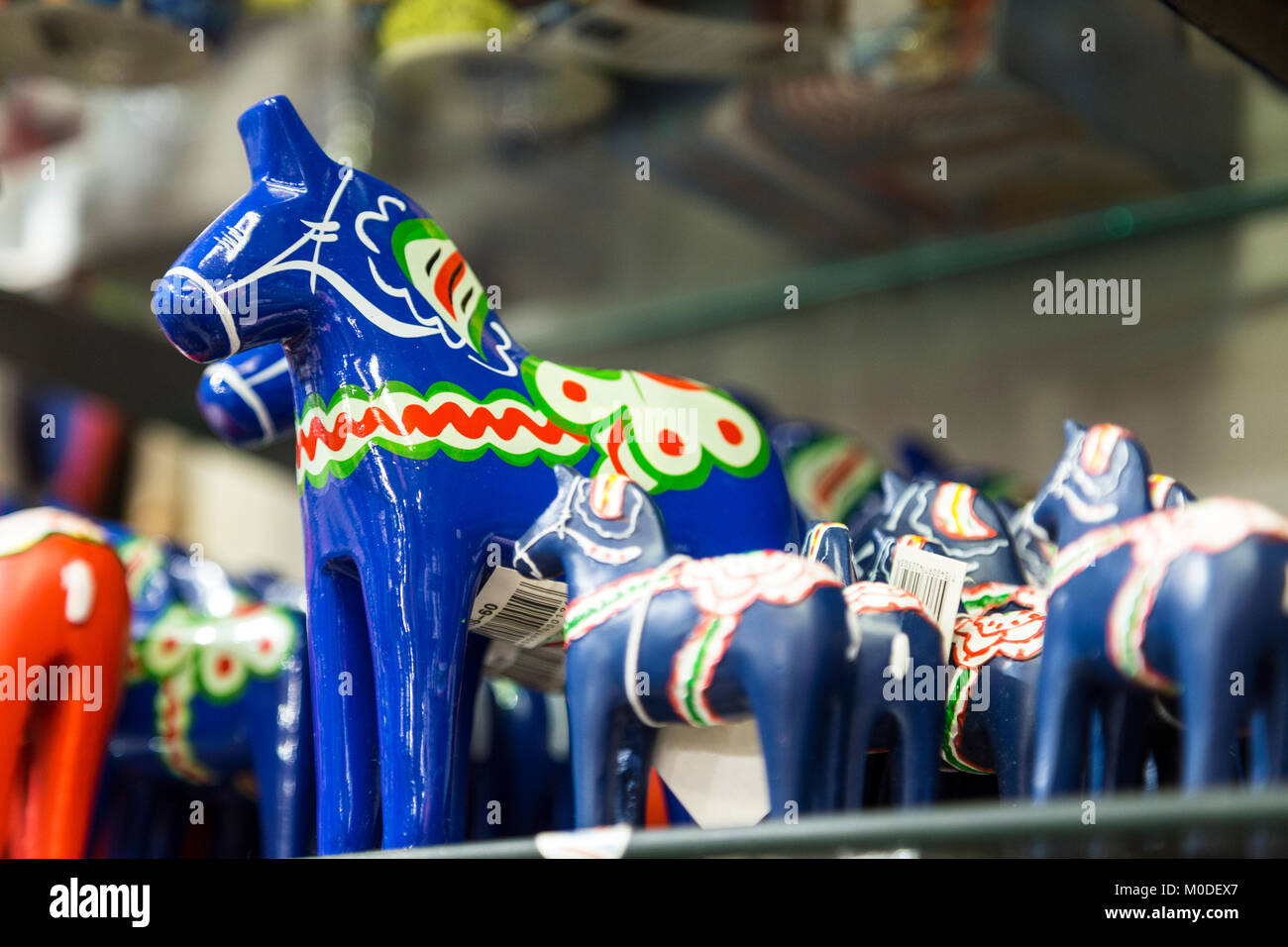 Suédois Dala Horse bleu sur une étagère dans un magasin Banque D'Images