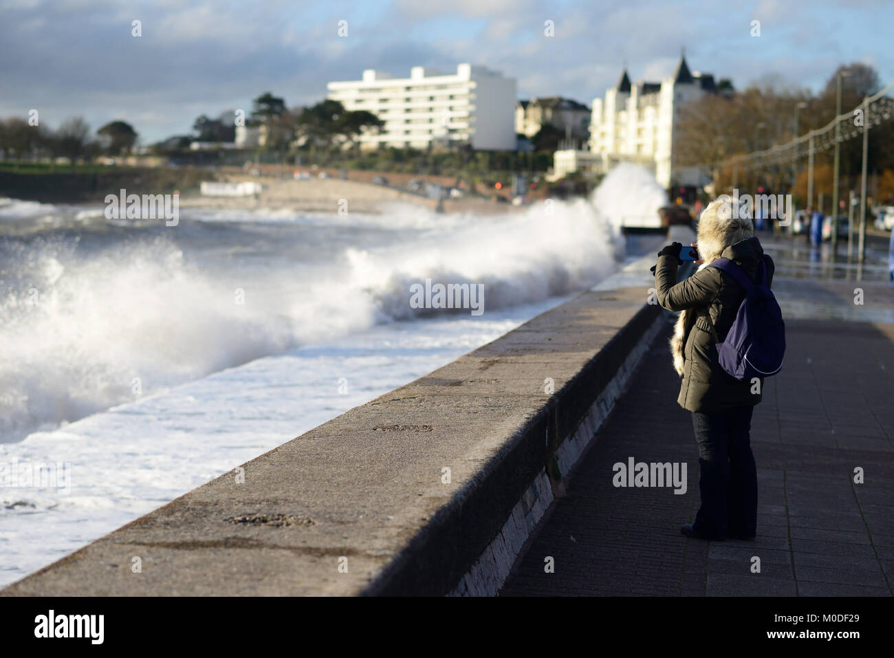 Un passage pour photographier une marée de tempête de derrière la digue à Torquay. Banque D'Images