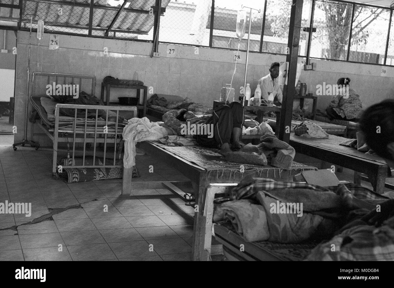 Au-patient ward à la clinique Mae Tao sur la frontière thaïlando-birmane. Environ 300 personnes par jour reçoivent des soins gratuits à la clinique, la plupart étant des travailleurs migrants et réfugiés qui ont franchi la frontière de la Birmanie (Myanmar) pour échapper à la pauvreté désespérée et la persécution du régime militaire. Les soins de santé sont tous mais inexistante en Birmanie, où moins de 2  % du PIB est consacré à la santé et l'éducation combinées. Banque D'Images