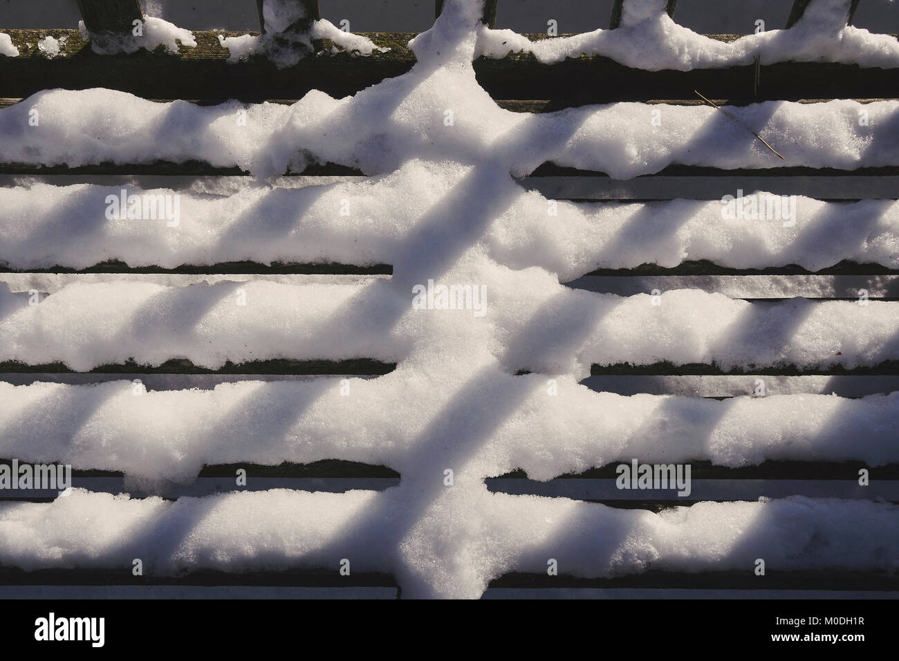L'accumulation de neige sur banc en bois à lattes Banque D'Images