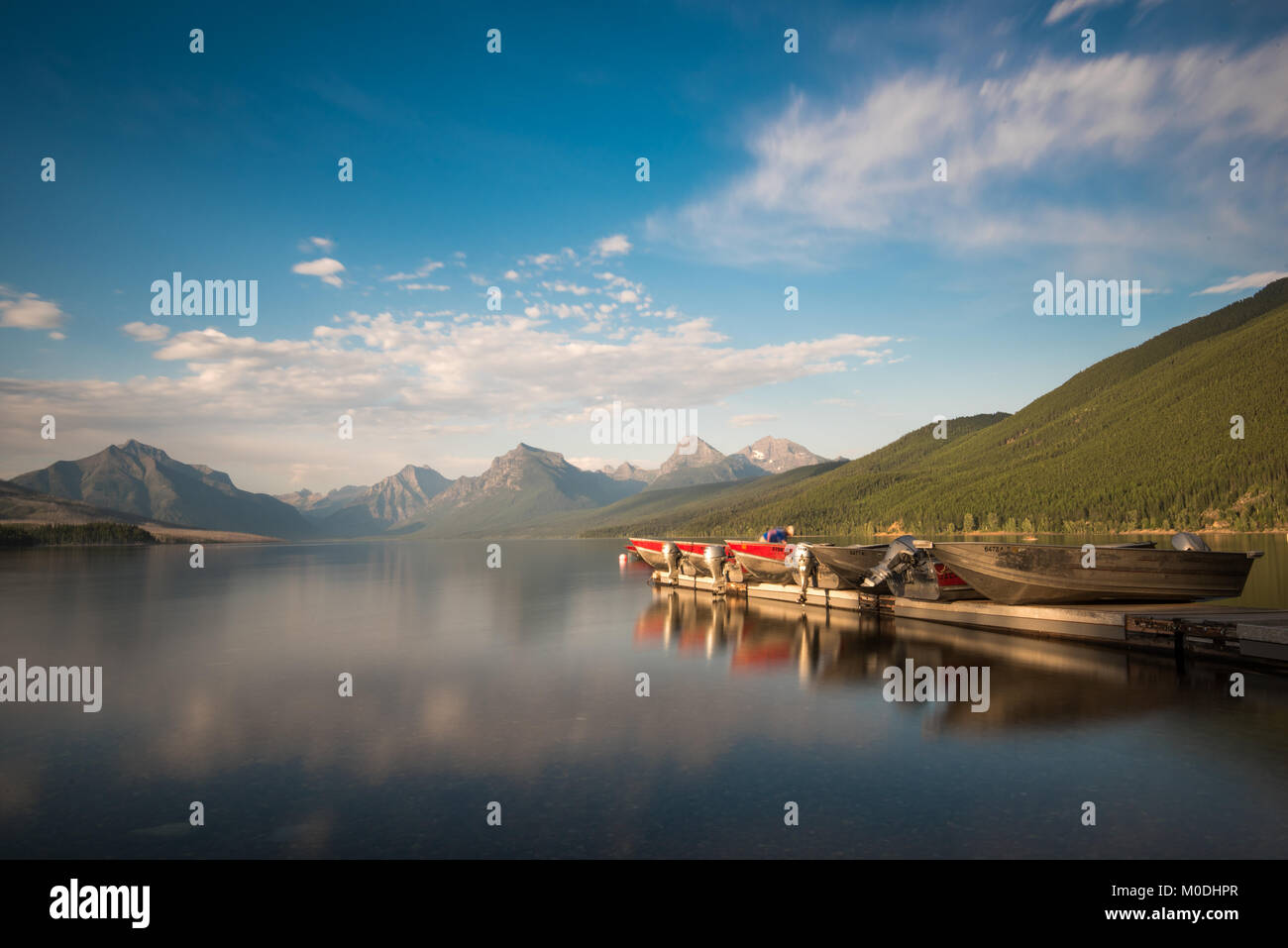 Bateaux sur un lac vide McDonald, avec les montagnes à l'arrière Banque D'Images