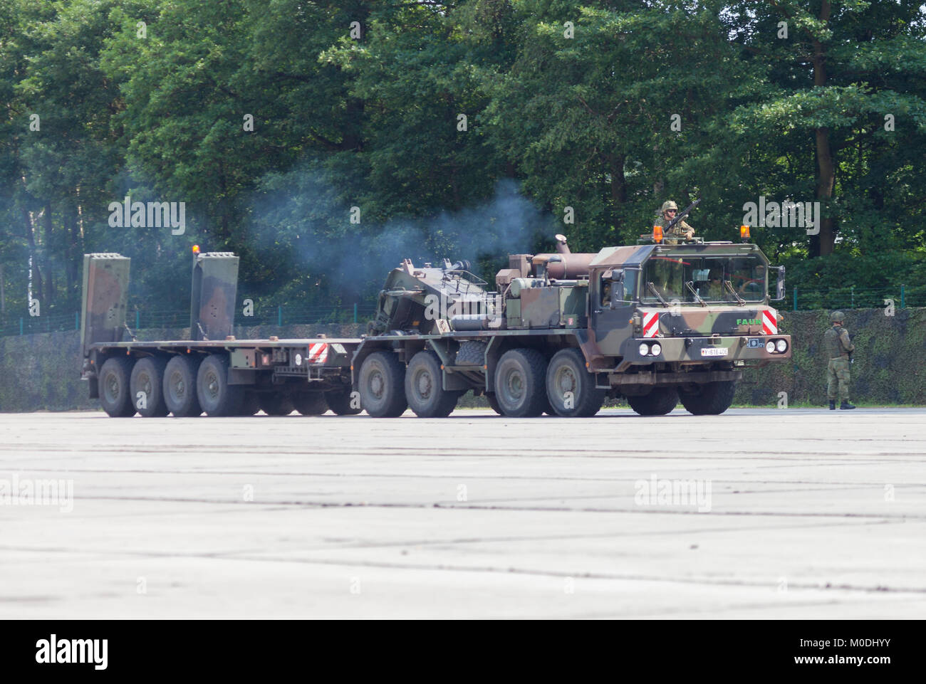 BURG / ALLEMAGNE - 25 juin 2016 : SLT allemand 50 Elefant tracteur lourd réservoir à transporter et journée portes ouvertes à barrack burg Banque D'Images