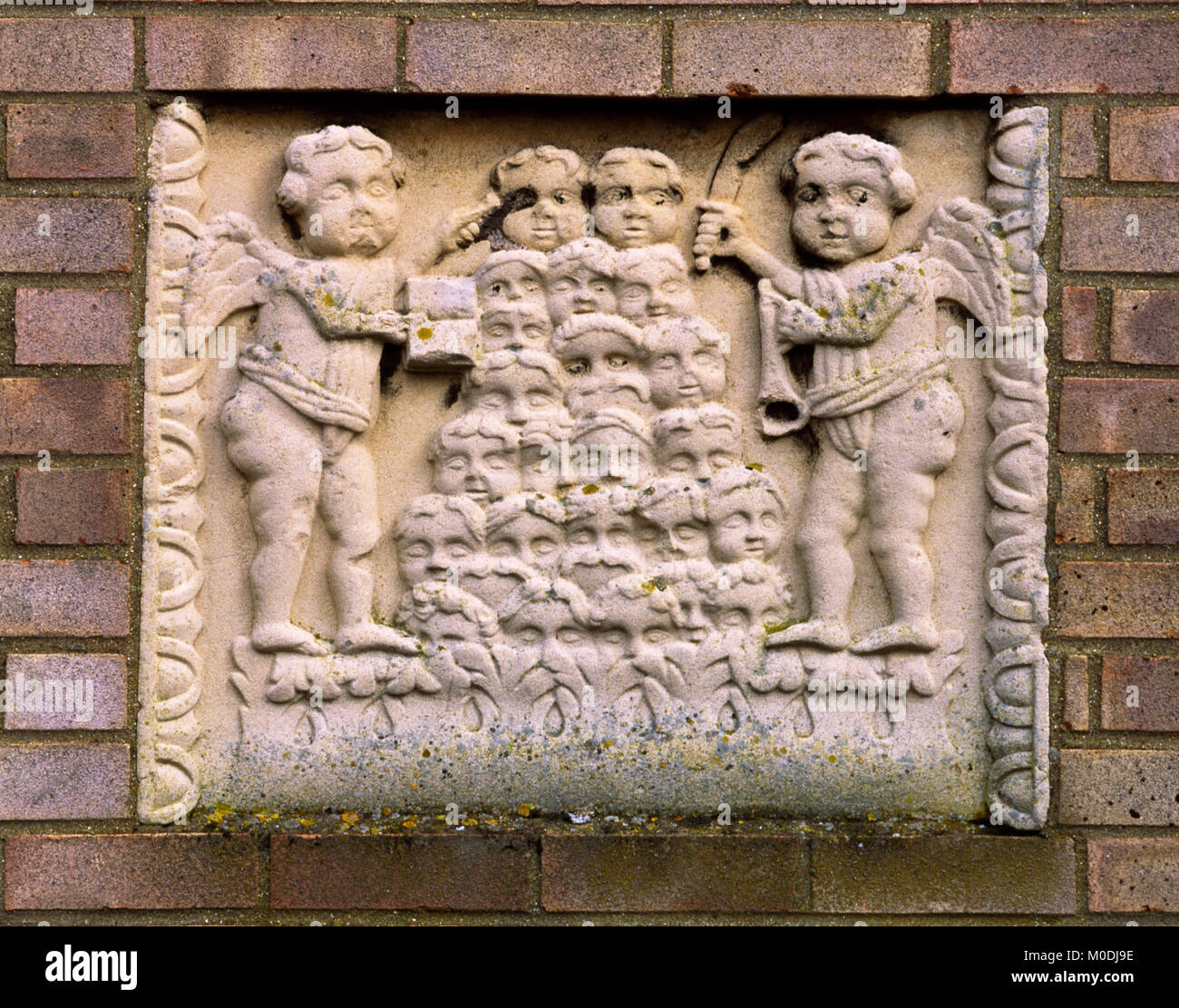 Pierre tombale du 18e siècle illustrant le tri anges âmes au jour du jugement. L'église St Wendreda, Mars, Cambridgeshire, Angleterre. Banque D'Images