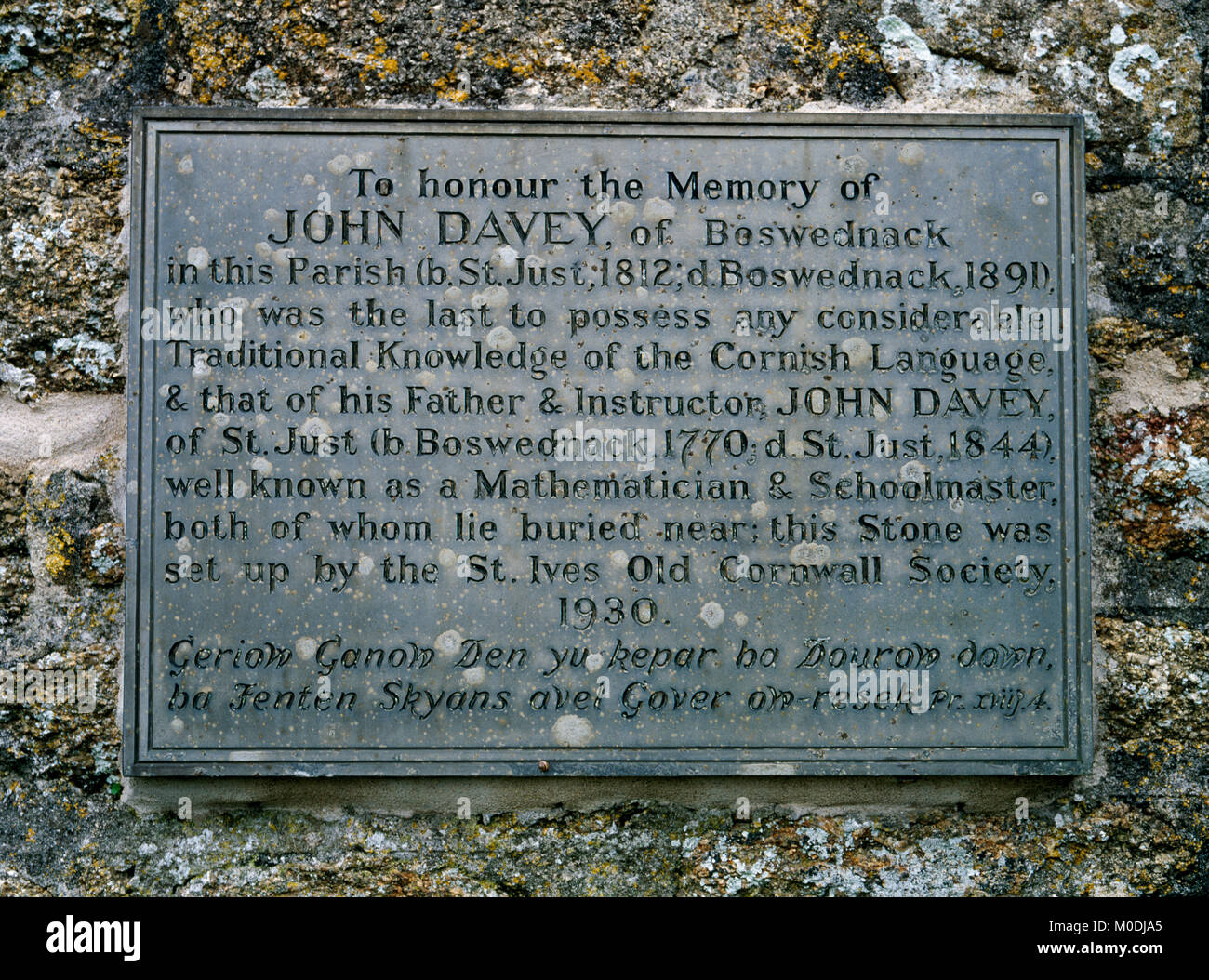 Plaque commémorative John Davey de Boswednack (d 1891) et son père, qui étaient tous deux couramment la langue cornique. Église Zennor, Cornwall, Angleterre. Banque D'Images