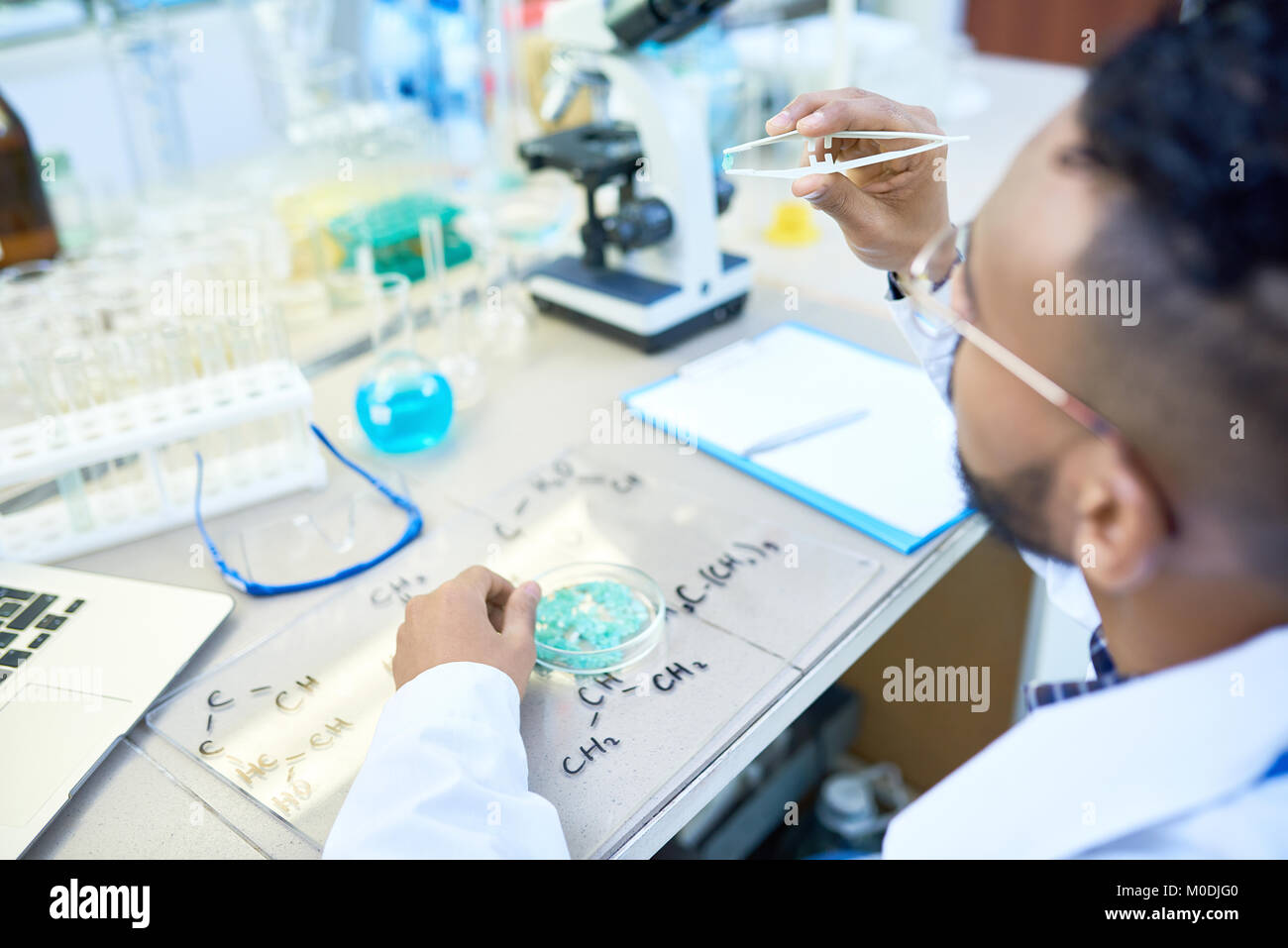 Young Scientist Working in Lab Banque D'Images