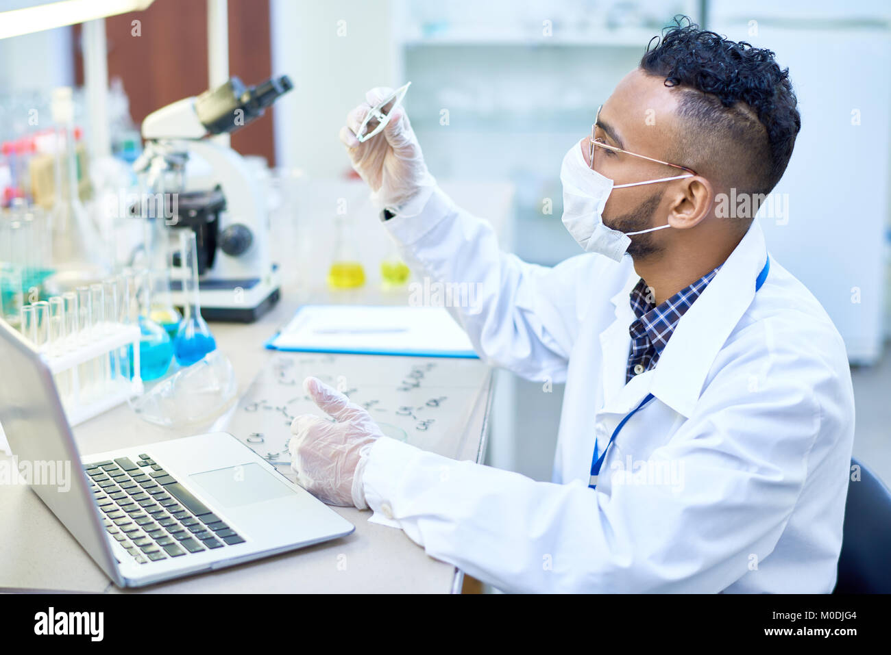 Moyen-orient Scientist Working in Lab Banque D'Images