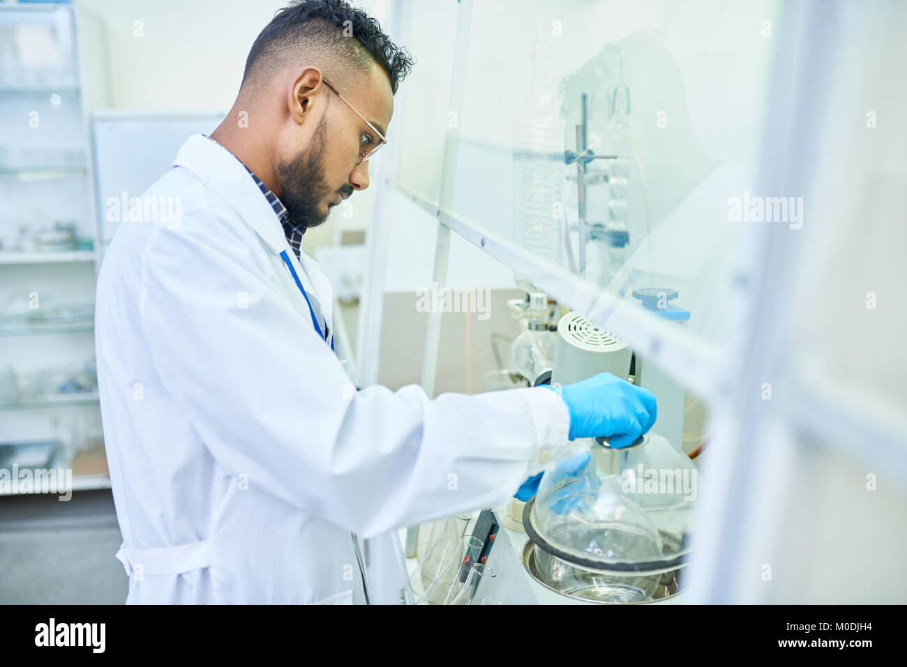Moyen-orient Scientist in Laboratory Banque D'Images