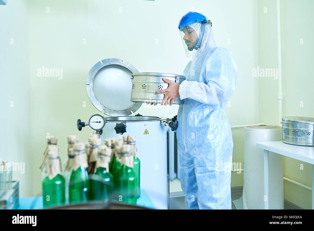 Chercheur scientifique Travailler avec des machines in Laboratory Banque D'Images