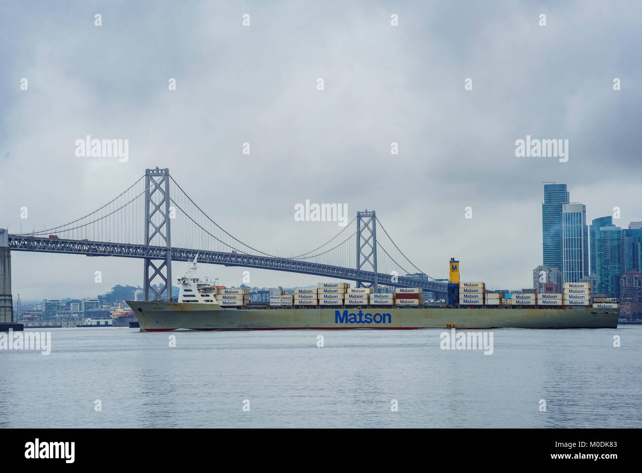 San Francisco, 17 avril : la belle ville de San Francisco Oakland Bay Bridge avec un gros cargo dans un jour nuageux on APR 17, 2017 à San Francisco, Californ Banque D'Images