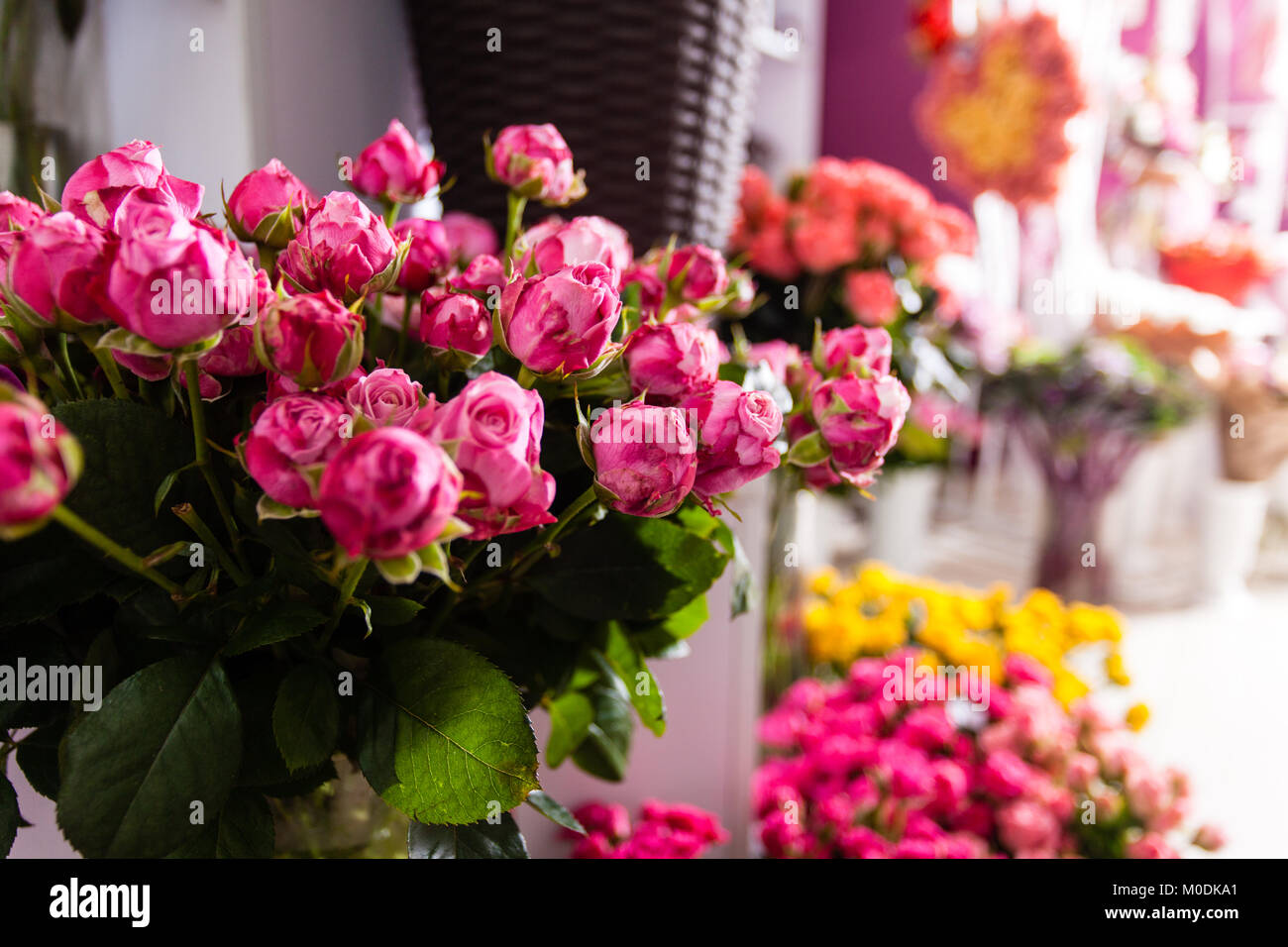 Roses Bouquets chez un fleuriste's shop Banque D'Images