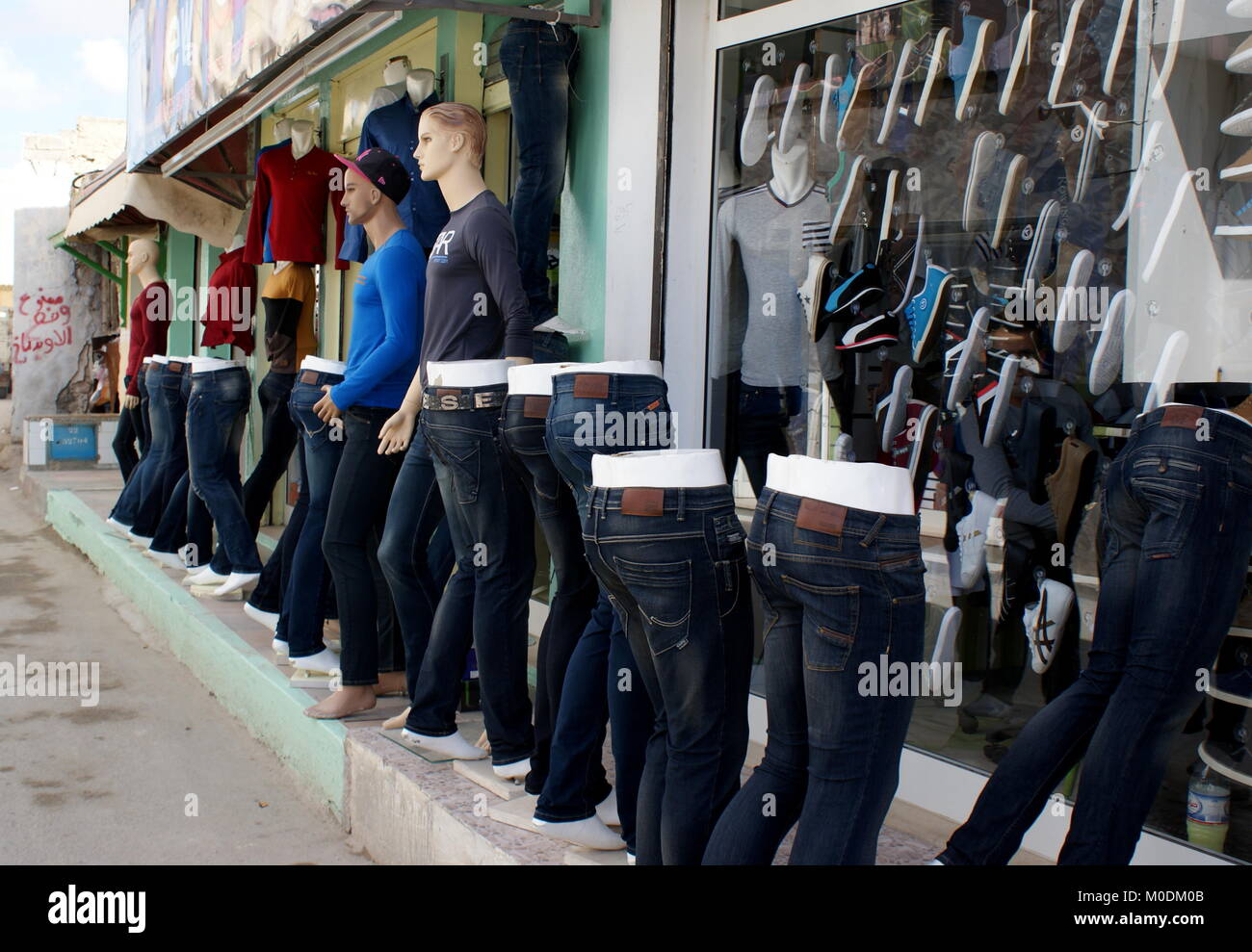 Rangée de mannequins boutique displaying blue jeans en vente, El Jem,  Tunisie Photo Stock - Alamy
