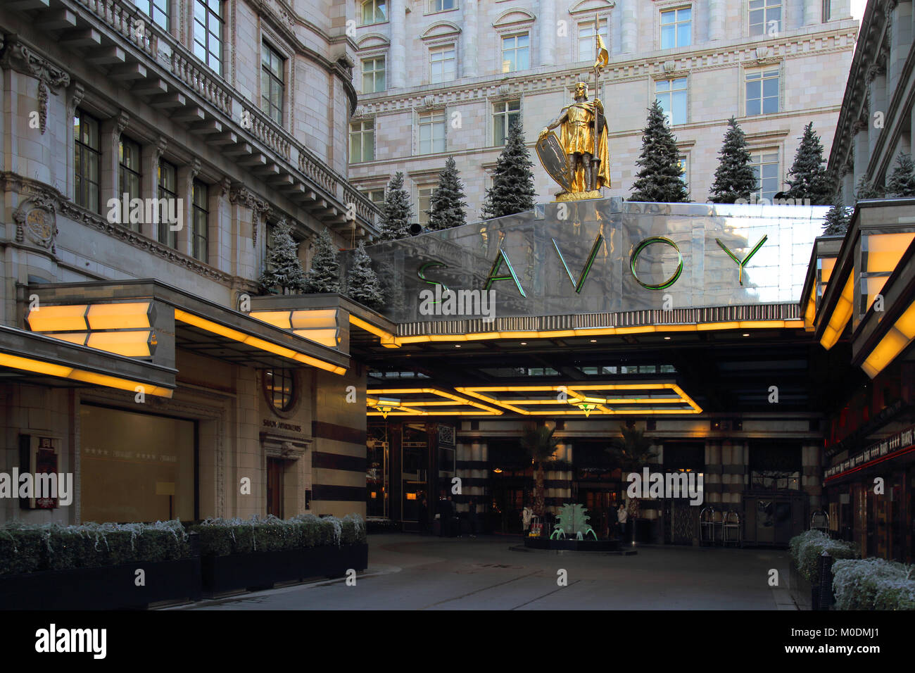 Entrée de l'hôtel Savoy off the strand londres Banque D'Images