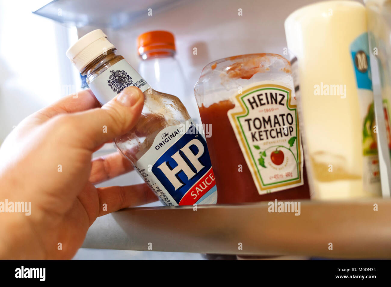 Une bouteille de sauce HP dans une porte du réfrigérateur. Banque D'Images