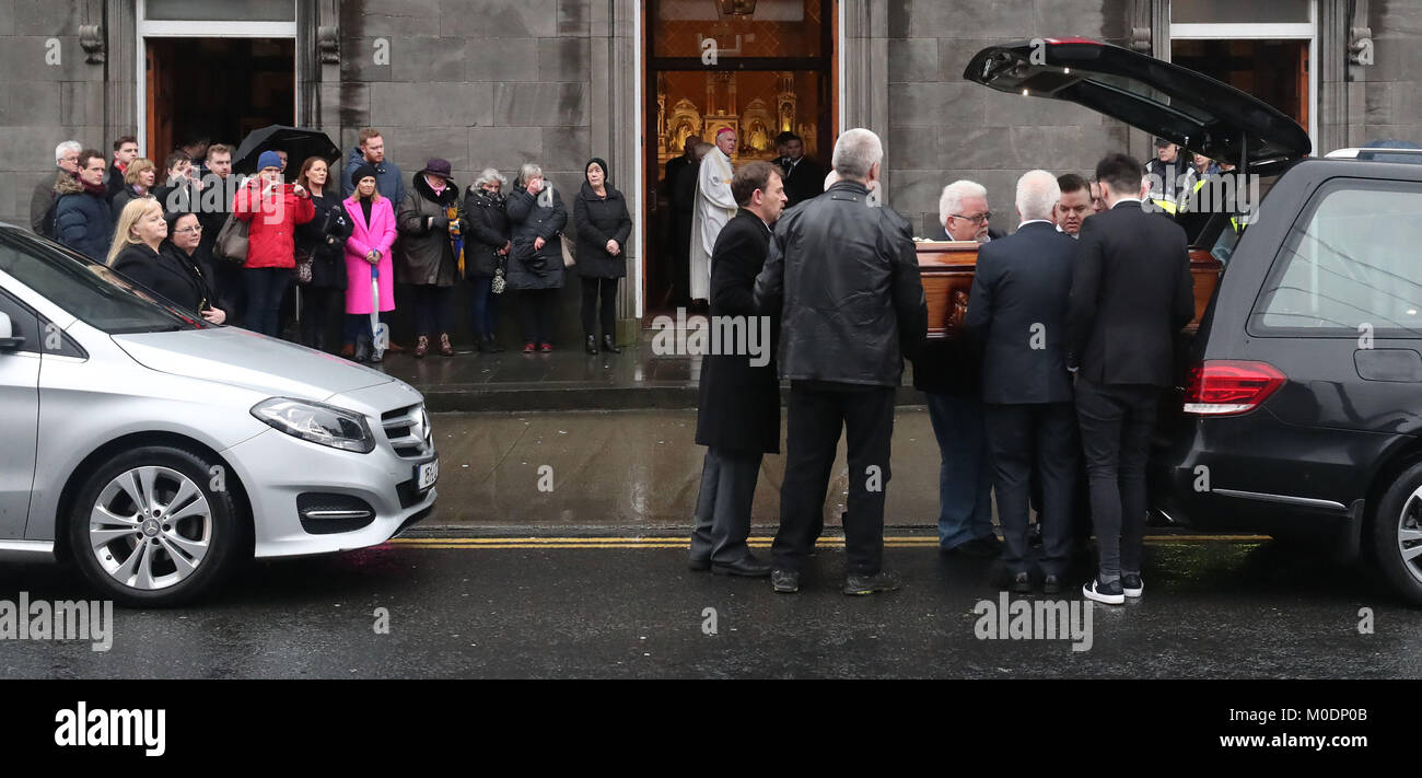 Le cercueil du chanteur Cranberries Dolores O'Riordan arrive au St Joseph's Church à Limerick, Irlande, pour un public reposal. Banque D'Images
