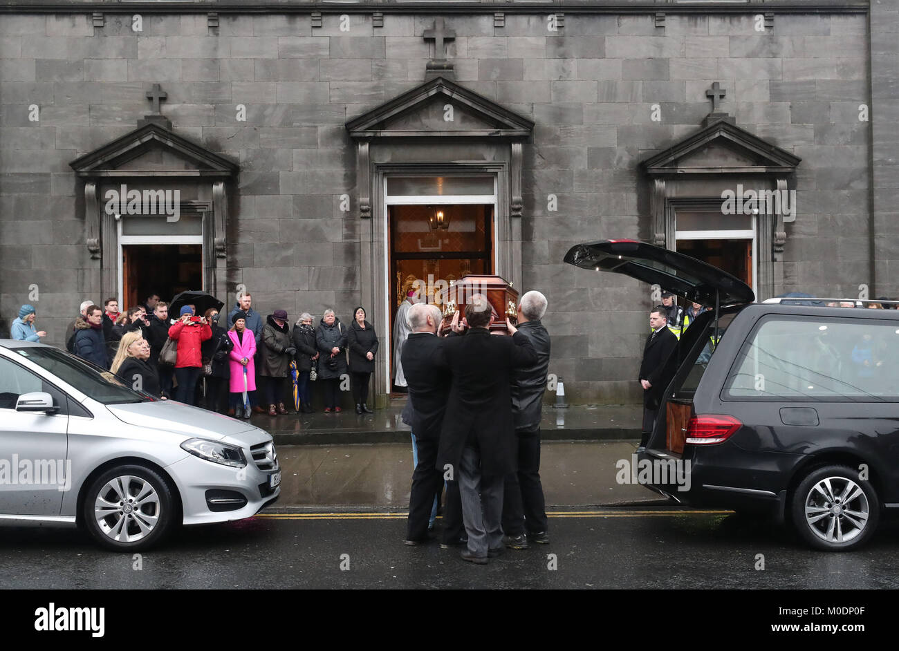 Le cercueil du chanteur Cranberries Dolores O'Riordan arrive au St Joseph's Church à Limerick, Irlande, pour un public reposal. Banque D'Images