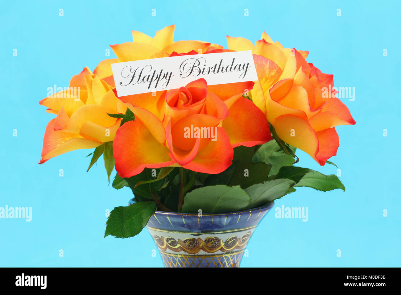 Joyeux Anniversaire Carte Avec Bouquet De Roses Dans Un Vase Orange Sur Fond Bleu Vif Photo Stock Alamy