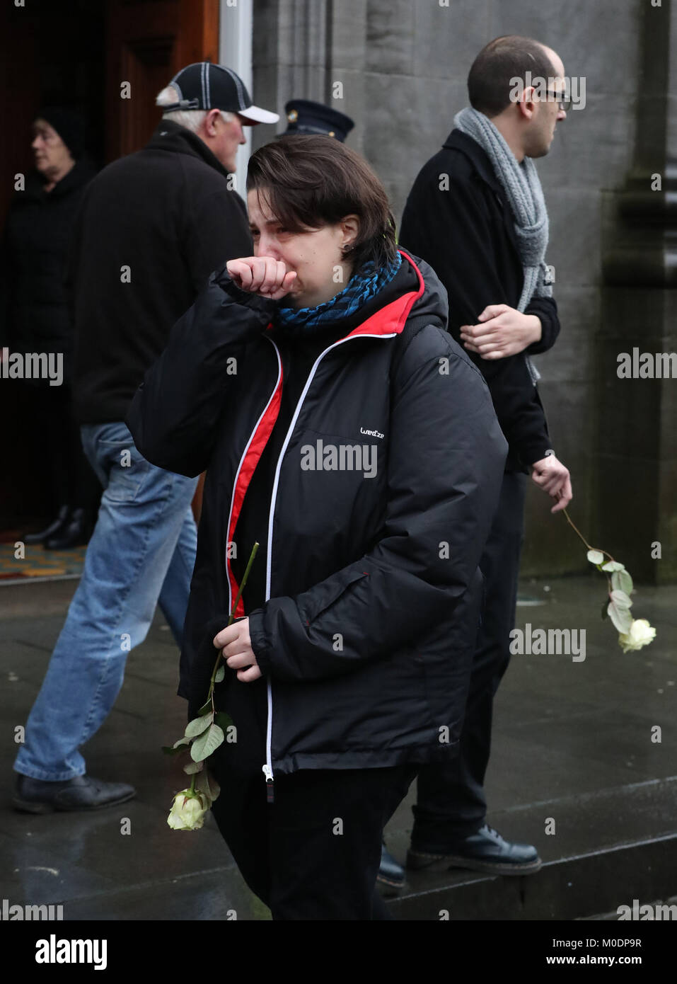 Les gens réagissent comme le cercueil de canneberges chanteuse Dolores O'Riordan arrive au St Joseph's Church à Limerick, Irlande, pour un public reposal. Banque D'Images