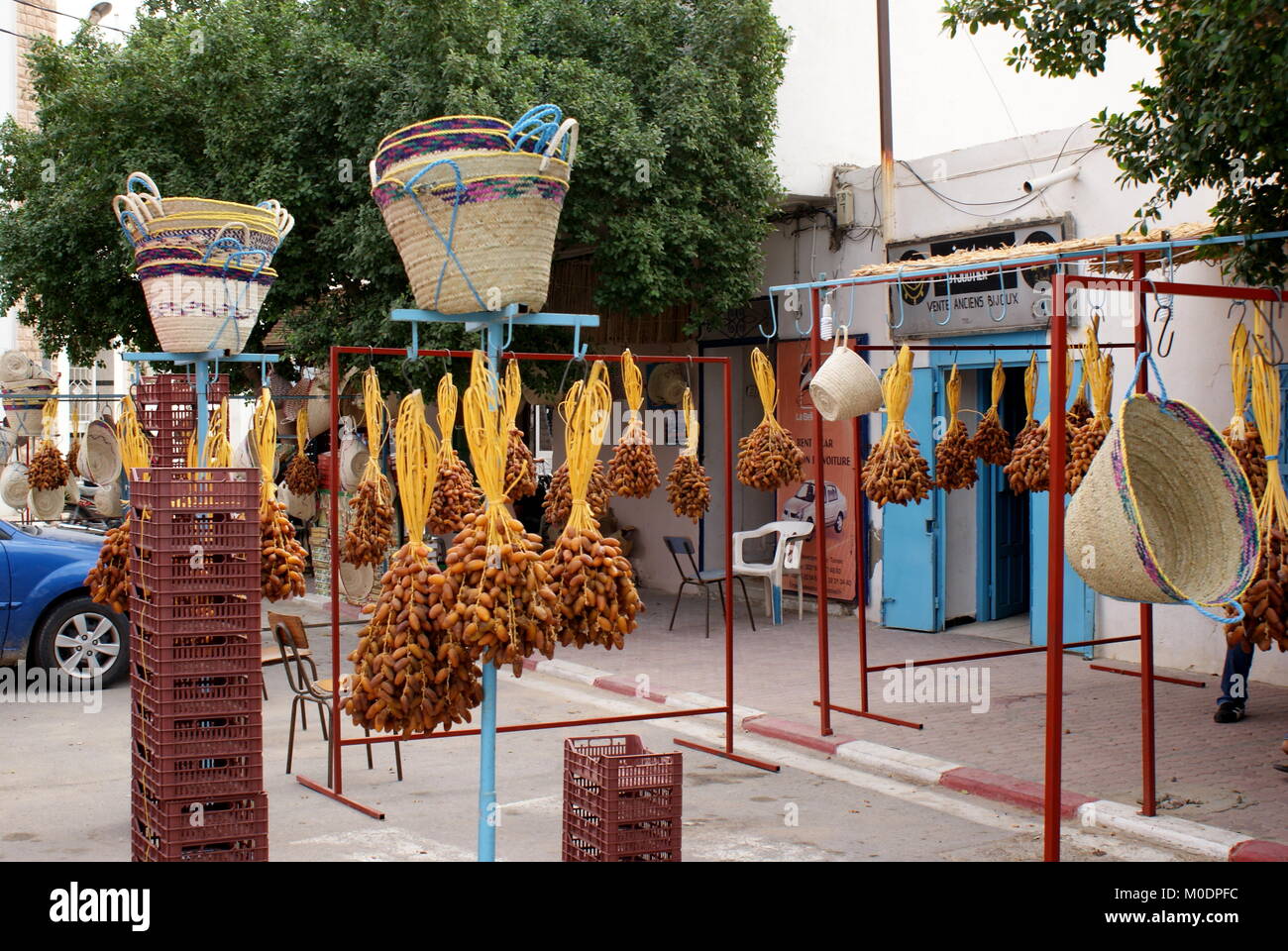 Dates et à la main, des paniers en feuille de palmier en vente, Douz, Tunisie Banque D'Images