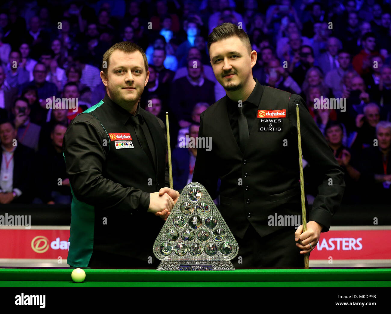 Mark Allen (à gauche) et Karen Wilson posent avec le trophée pendant huit jours du Masters 2018 Dafabet à Alexandra Palace, Londres. Banque D'Images