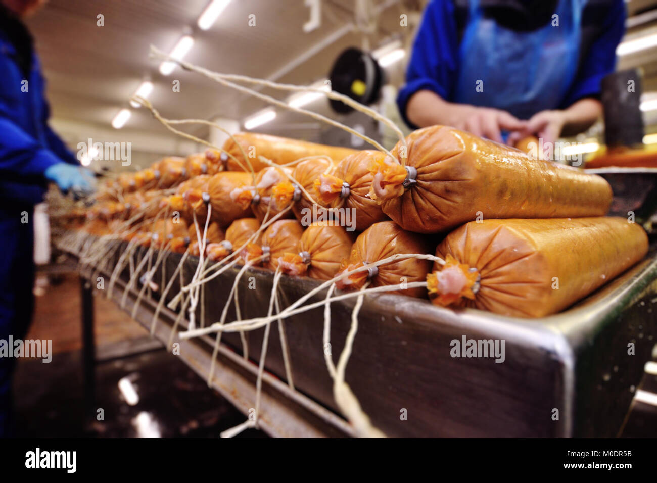 Production de saucisses bouillies et saucisse fumée à une usine de viande Banque D'Images