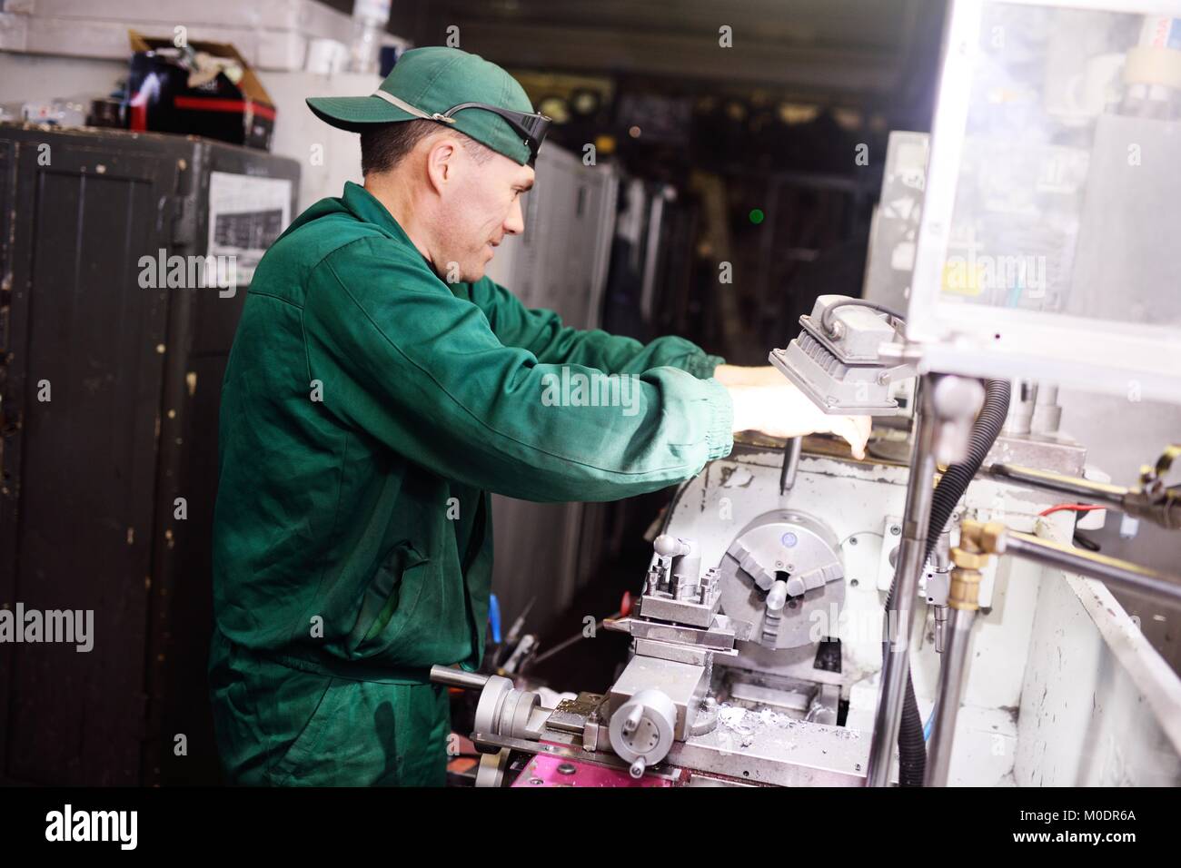 Homme travaillant dans une salopette de travail Banque D'Images