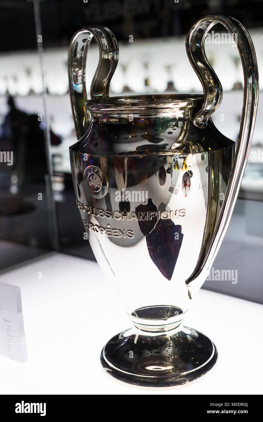 Barcelone, Espagne - 12 janvier 2018 : Le musée de trophées des coupelles et des bourses de l'équipe de FC Barcelone dans le Camp Nou. Banque D'Images