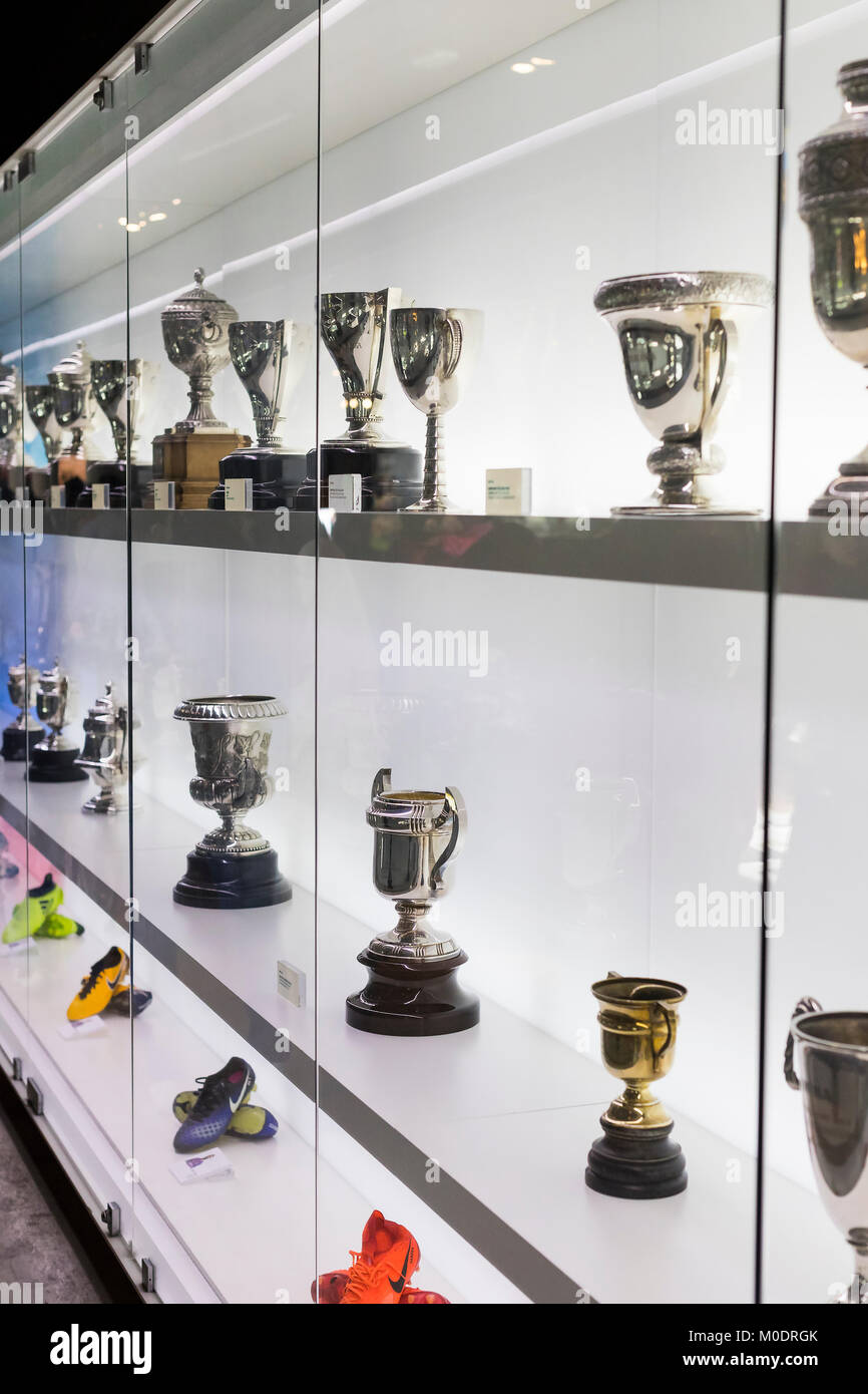 Barcelone, Espagne - 12 janvier 2018 : Le musée de trophées des coupelles et des bourses de l'équipe de FC Barcelone dans le Camp Nou. Banque D'Images