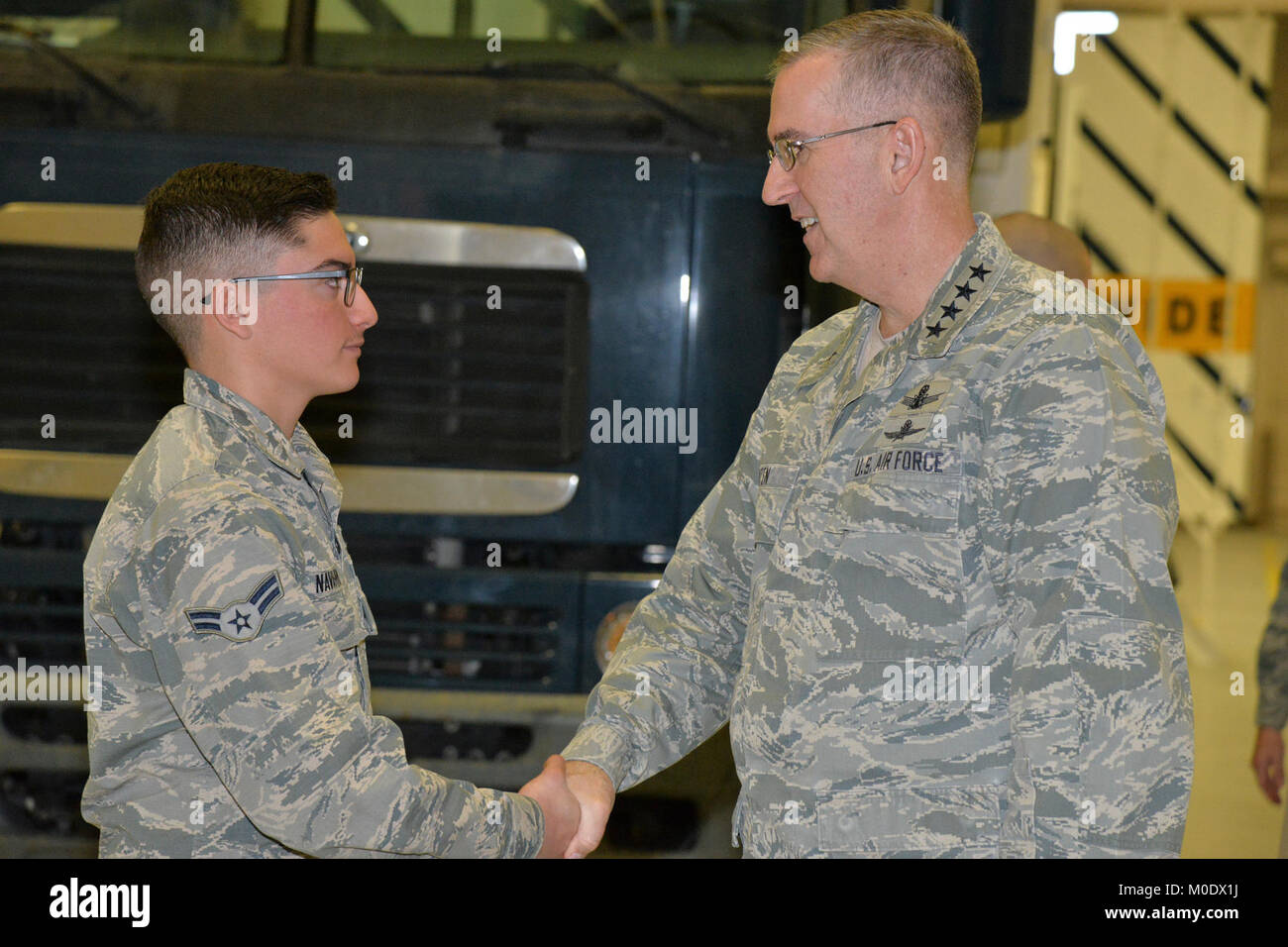 U.S. Air Force le général John Hyten, commandant du Commandement stratégique américain (USSTRATCOM), parle avec un membre de la 1re classe Steven Navarro, 741st Escadron de maintenance des véhicules et des équipements l'article faire, dans la baie d'entretien à la Malmstrom Air Force Base, au Montana, le 16 janvier 2018. Au cours de sa visite, a rencontré des dirigeants de base Hyten et aviateurs pour les remercier de leur soutien à la mission de l'USSTRATCOM la dissuasion. Il a également visité les installations de la base, y compris la zone de stockage d'armes et de missiles d'une installation d'alerte. (U.S. Air Force Banque D'Images