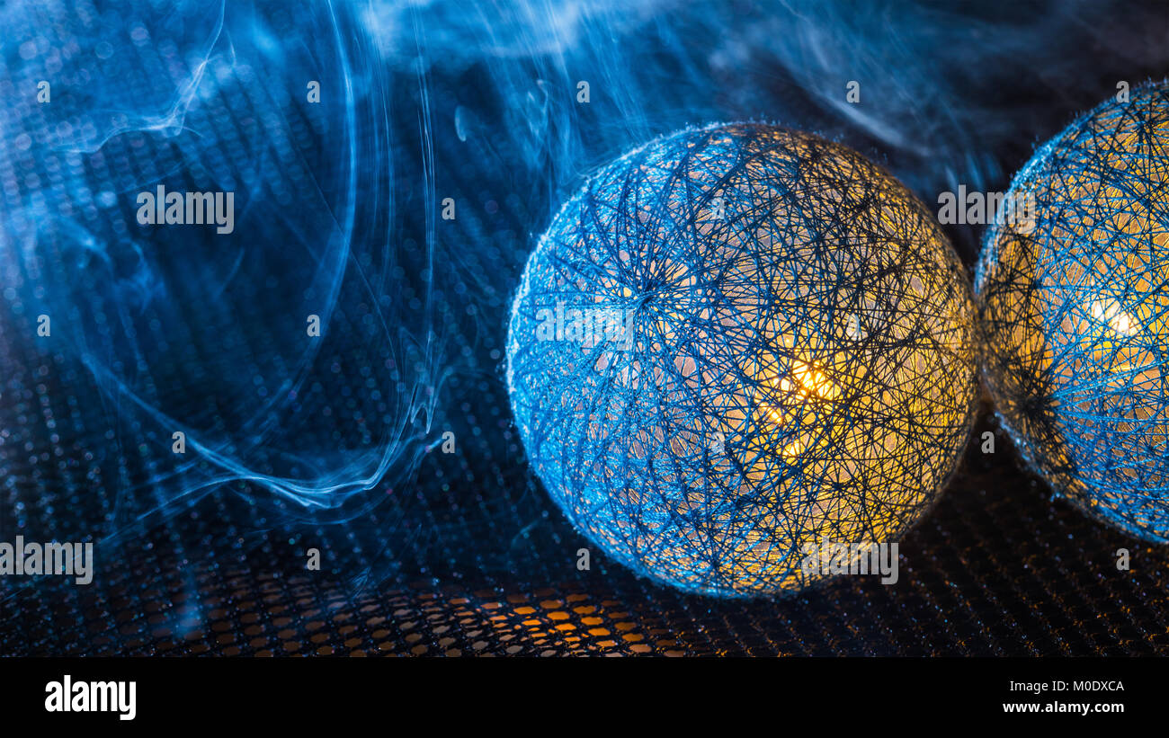 Close-up de balles de fibres noires sur un filet de fumée dense. La lumière emprisonnée à l'intérieur des sphères. Science fiction, fantastique, la technologie, l'industrie idée. Banque D'Images