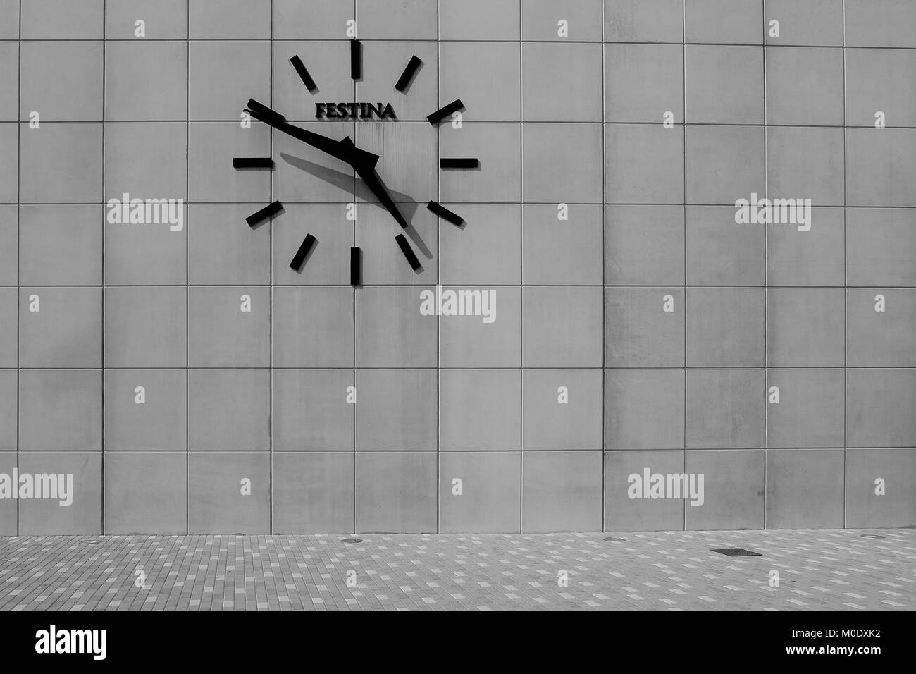 Belle horloge style minimal au mur extérieur d'une station de train à Vigo Espagne Banque D'Images