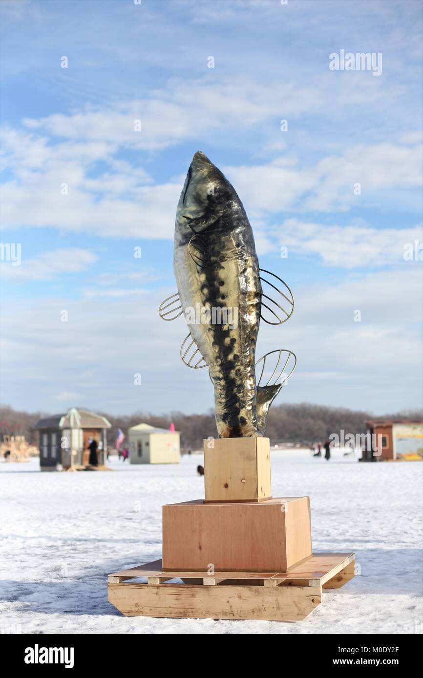 Une sculpture de poisson brillant, à l'Art Shanty Projets sur lac gelé Harriet à Minneapolis, MN, USA. Banque D'Images