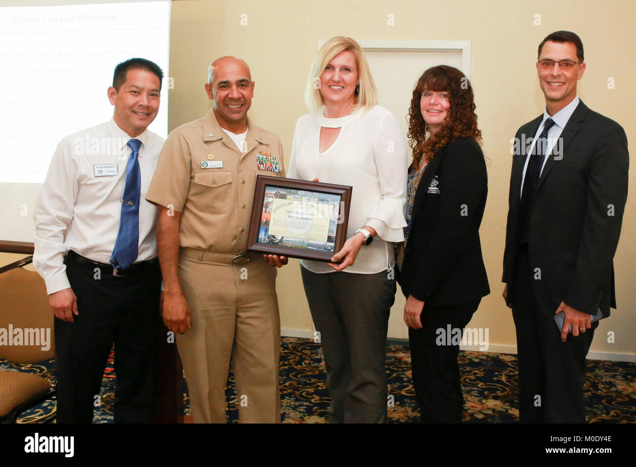 SAN DIEGO (janv. 17, 2018) Le capitaine Roy Love (centre gauche) commandant de la base navale de San Diego (NBSD) et Chanin Massaglia (deuxième à droite), l'agent de liaison scolaire NBSD (SLO), présent Cajon Valley Union School District Représentants Dr David Miyashiro (à gauche), surintendant, Tami Johnson (au centre) et Ed Hildalgo un certificat d'appréciation pour soutenir l'éducation des jeunes militaires de la région de San Diego. NBSD accueilli plusieurs surintendances des écoles et des représentants de districts de San Diego County pour une séance d'information qui comprend un aperçu de la flotte NBSD et les programmes familiaux et Banque D'Images