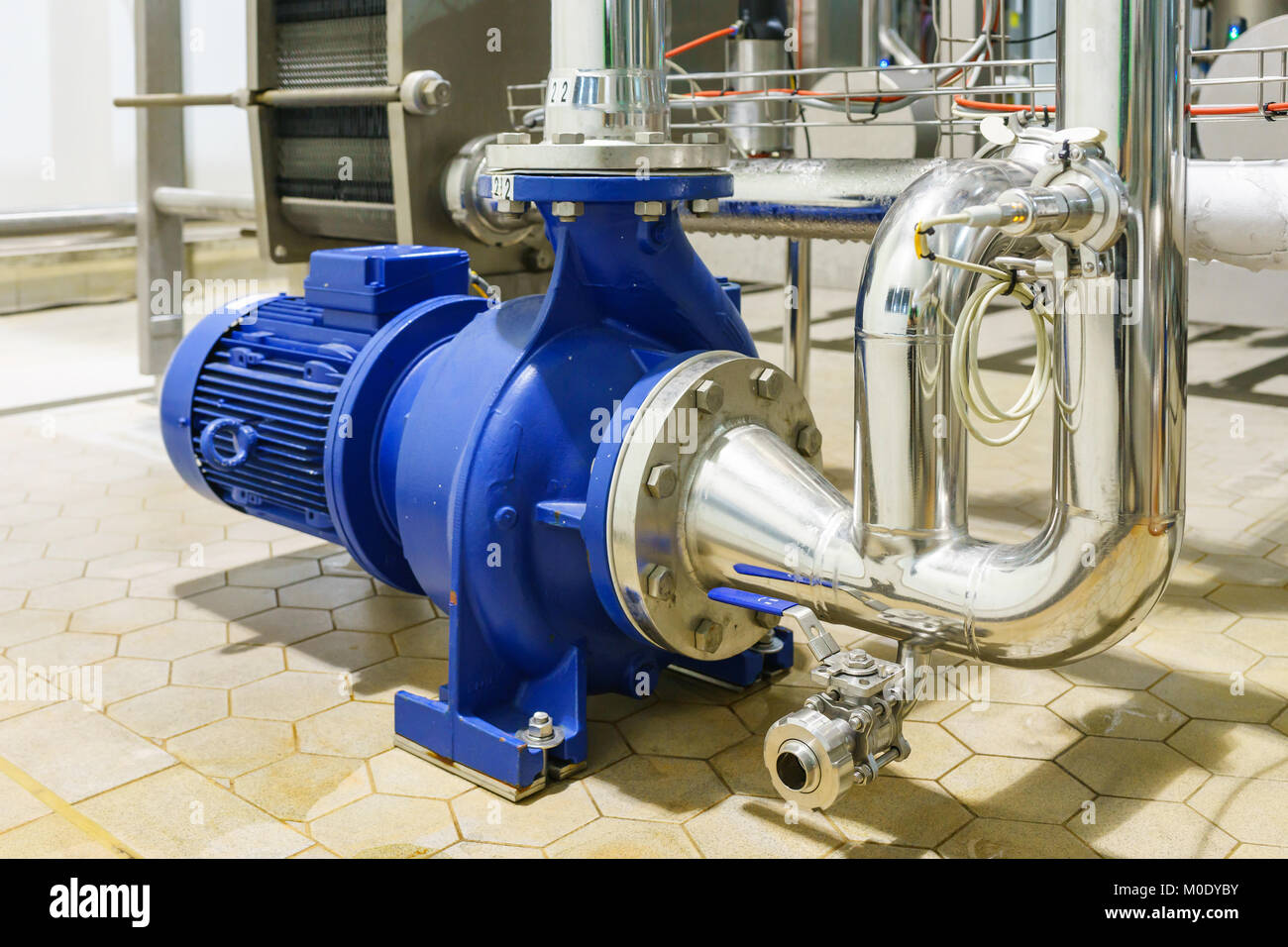 Pompe centrifuge et de l'eau ligne moteur avec tuyau en rack power plant construction site, industriels de l'eau déminéralisée Banque D'Images