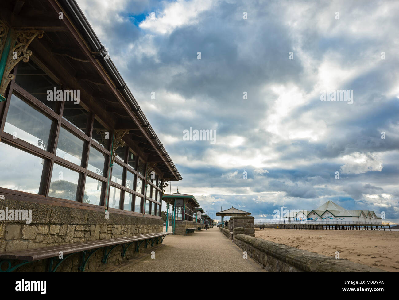 Une série d'aires de repos le long d'une plage sur un jour nuageux Banque D'Images