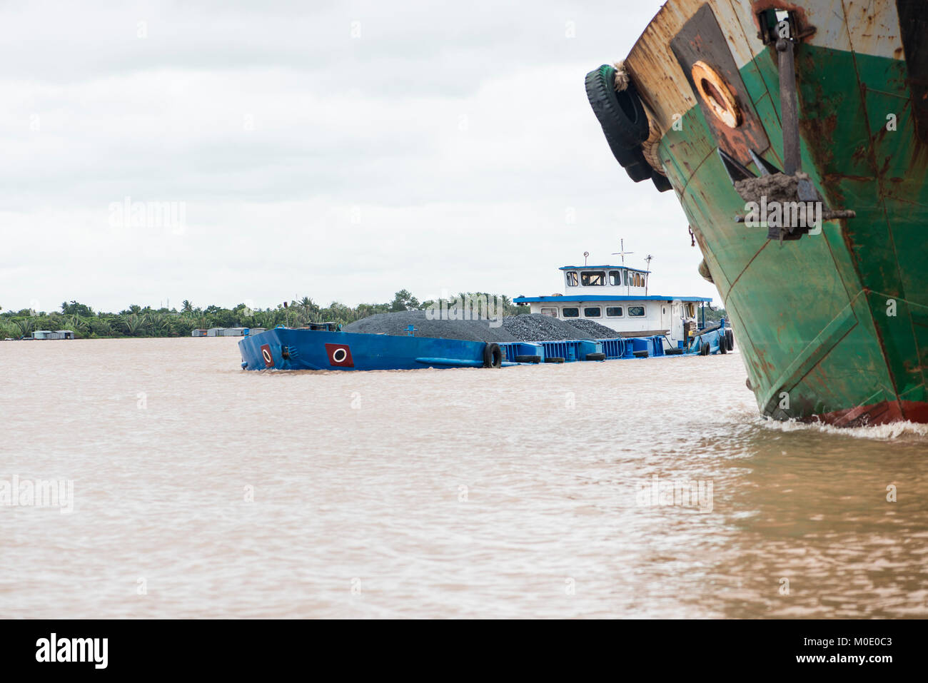 Barge transportant des matériaux de carrière, delta du Mékong Banque D'Images