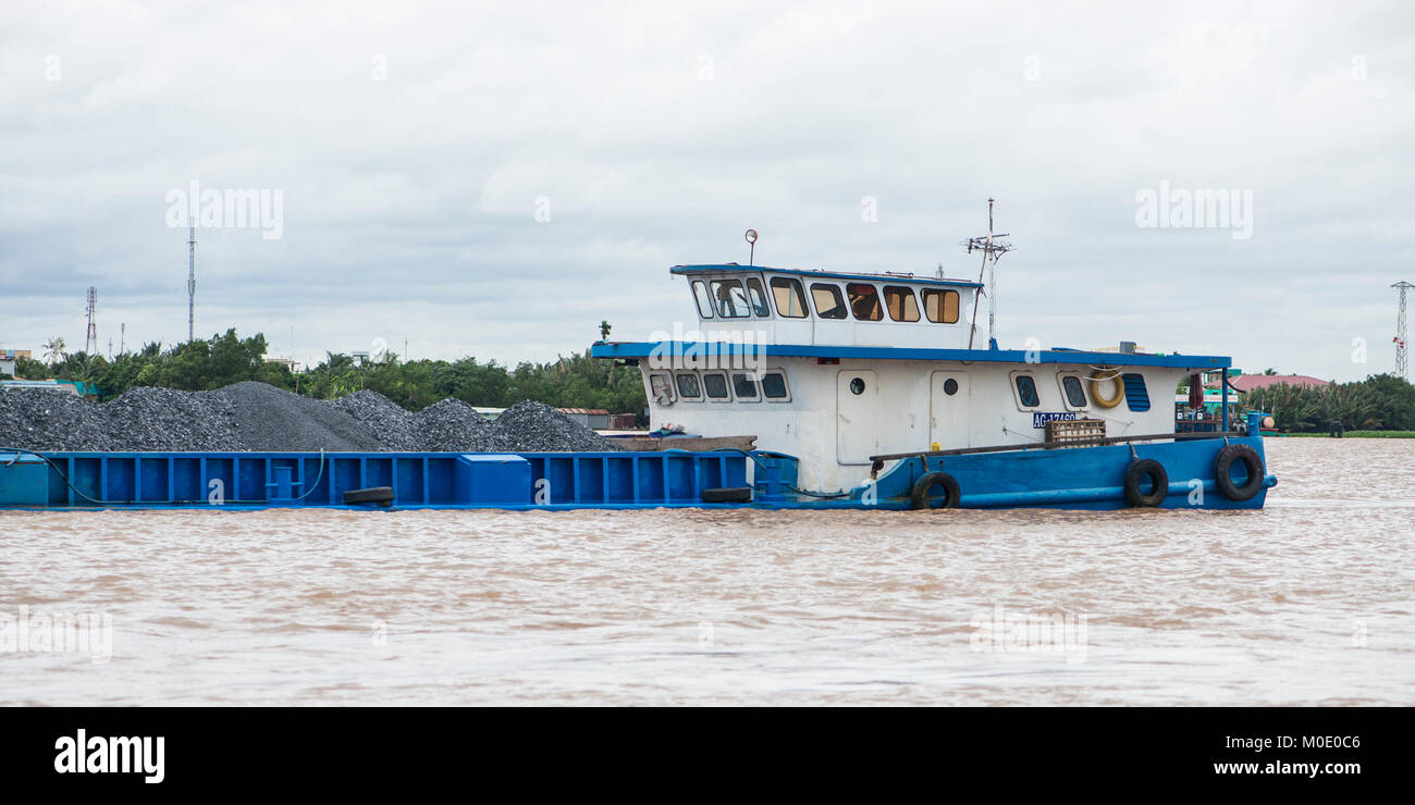 Barge transportant des matériaux de carrière, delta du Mékong Banque D'Images