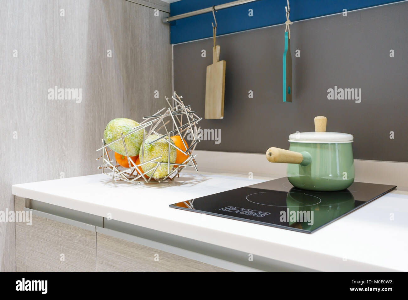 Le pot noir moderne cuisinière à induction, cuisinière, plaque de cuisson  vitrocéramique ou construit en céramique avec haut en blanc cuisine  intérieur Photo Stock - Alamy