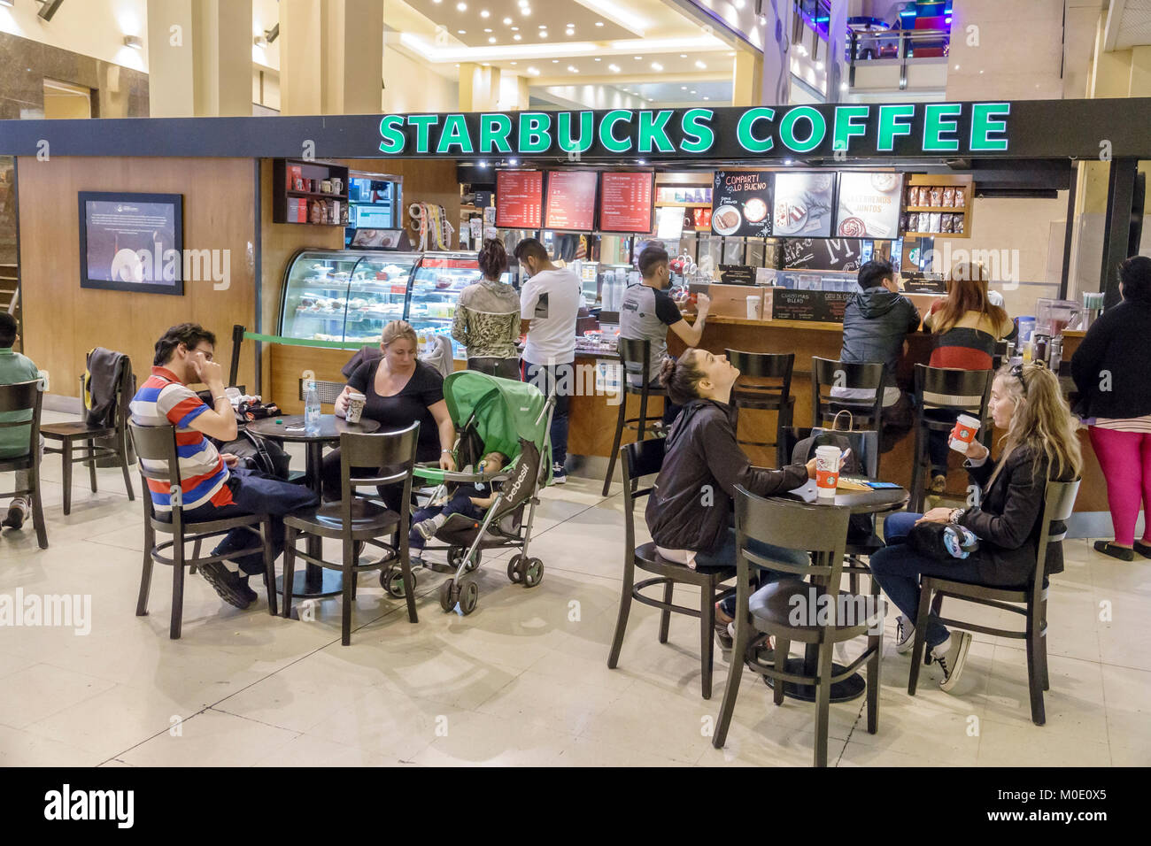 Buenos Aires Argentina, Abasto Shopping Mall, Starbucks Coffee, café, kiosque, tables, famille parents parents enfants, hispanique ARG171122 Banque D'Images