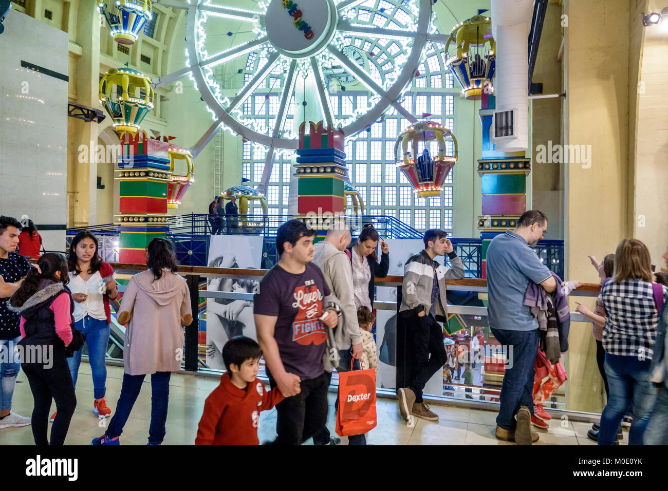 Buenos Aires Argentina,Abasto Shopping Mall,atrium,salle d'arcade,Ferris Wheel,hispanique Latin Latino minorité ethnique, adultes homme hommes, garçon b Banque D'Images