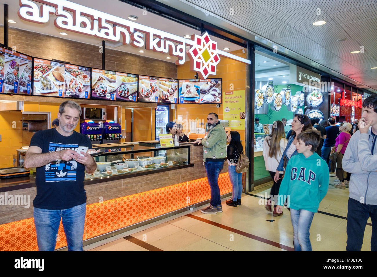 Buenos Aires Argentina, Abasto Shopping Mall, aire de restauration plaza tables tables repas décontracté, comptoir, Arabian's King, nourriture du Moyen-Orient, adultes homme moi Banque D'Images