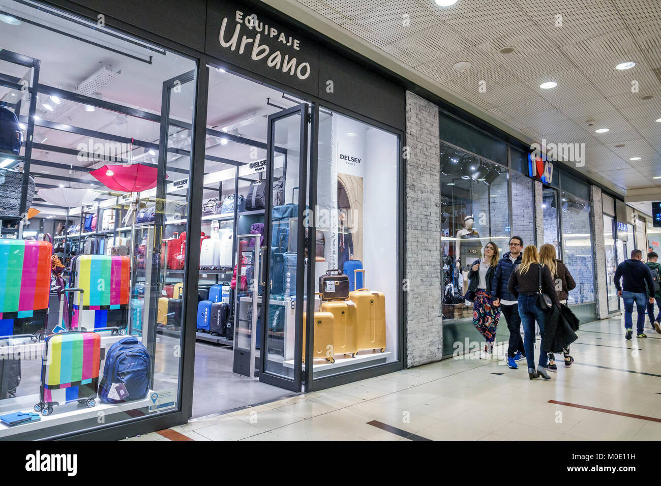 Buenos Aires Argentina,Abasto Shopping Mall,Equipaje Urbano,magasin de bagages,entrée,fenêtre,hispanique Latin Latino minorité ethnique,Argentin Argentine Banque D'Images