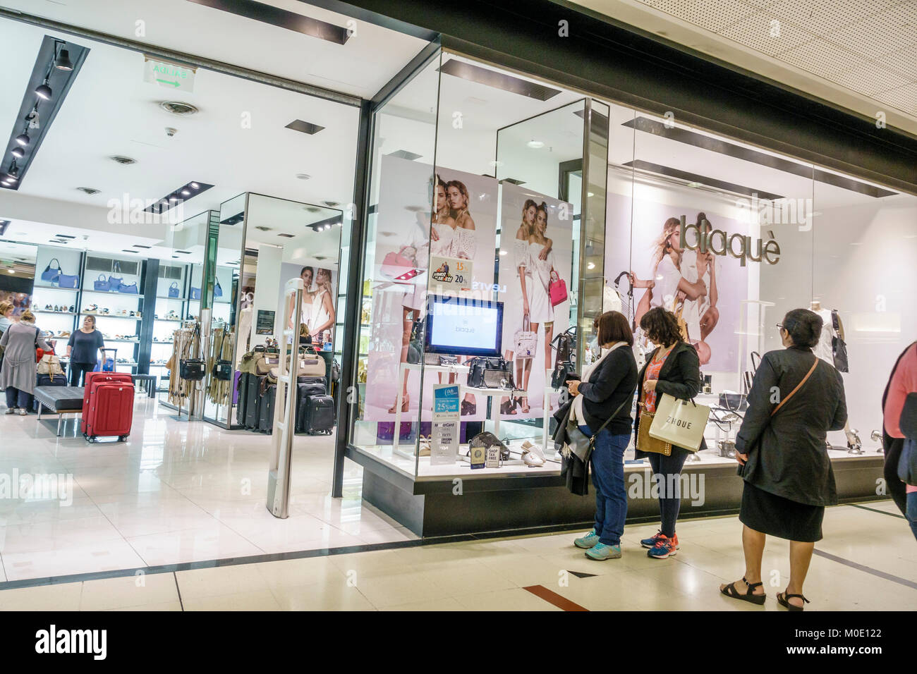 Buenos Aires Argentina,Abasto Shopping Mall,Blaque,magasin,chaussures,accessoires,magasin,fenêtre,adultes femme femme femme femme,regarder,entrée Banque D'Images