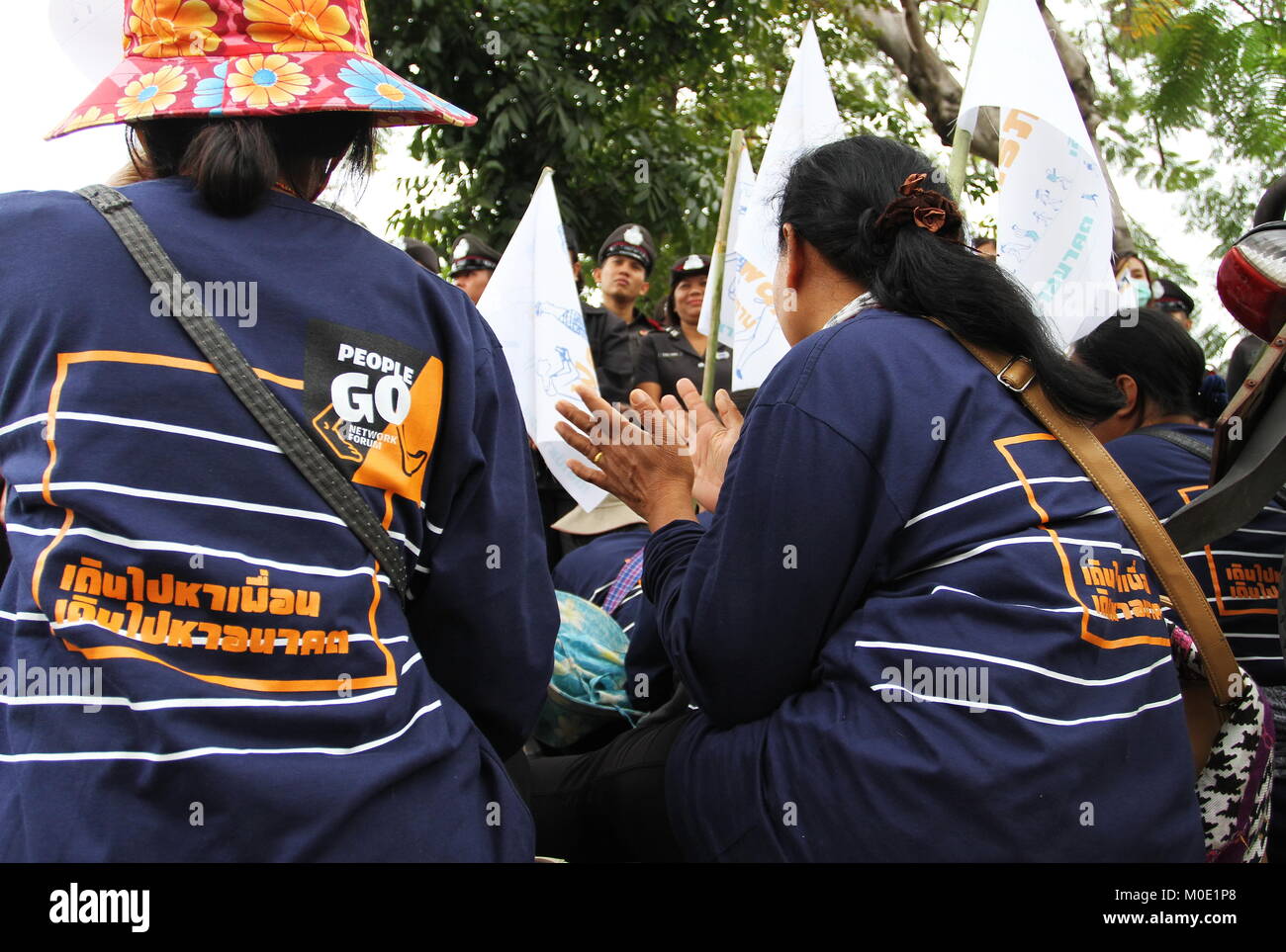 Bangkok, Thaïlande Patumthani. Feb 19, 2018. Un réseau rassemblant de divers groupes d'activistes, qui se déplacent pour l'homme de la communauté, de l'EIA, agricoles non chimiques, sécurité alimentaire, sécurité sanitaire, droit constitutionnel, 4 régions Slum (commoner), et de l'état de droit de sensibiliser, favoriser la participation et la discussion avec les gens au cours de leur piste concernant l'impact de la nouvelle loi adoptée sous la dictature du gouvernement. Thitinun Sampiphat : Crédit/Pacific Press/Alamy Live News Banque D'Images